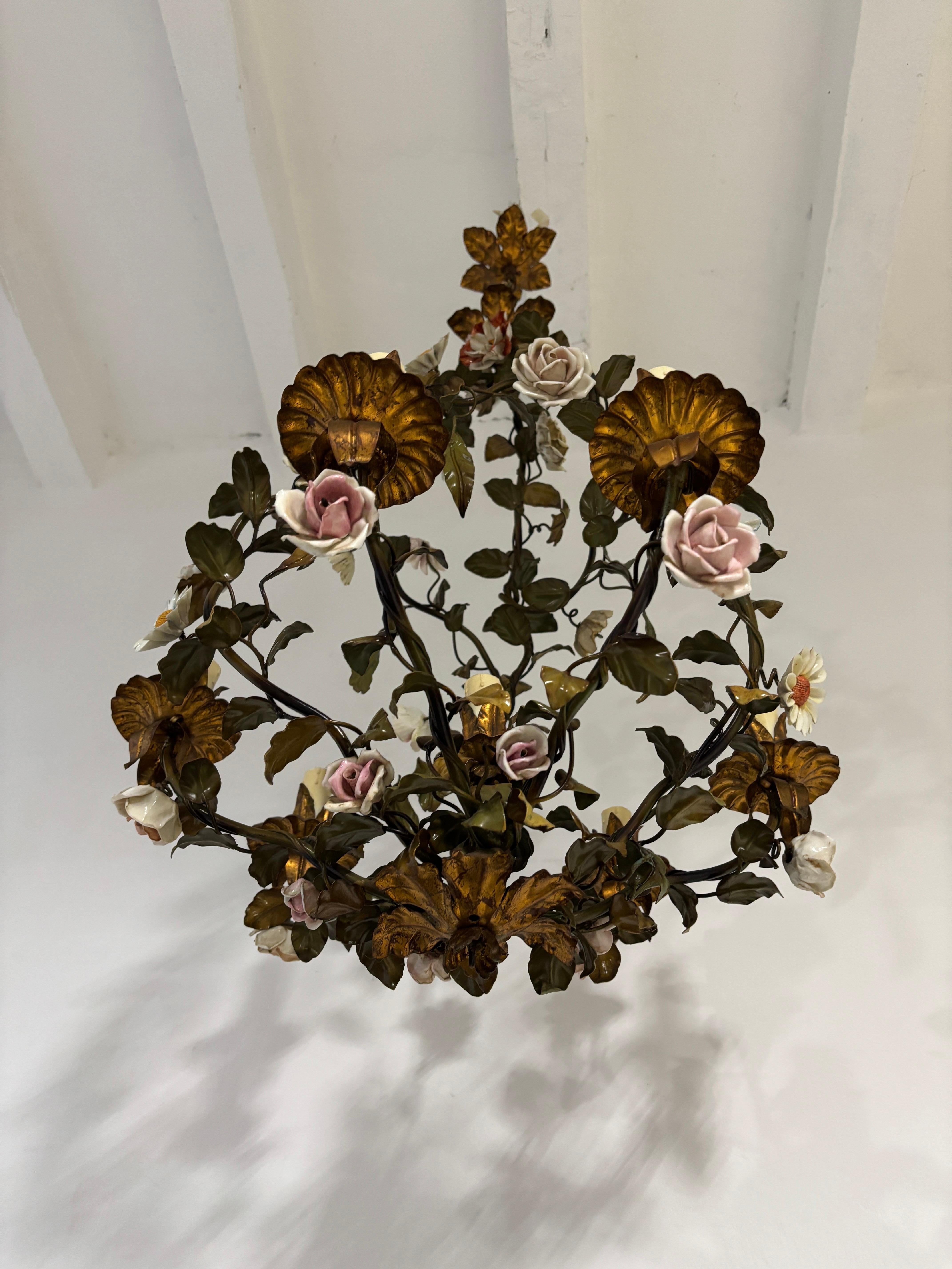 Enorme lampadario italiano in porcellana di Tole con fiori policromi, circa 1870 Raro 1di2 In condizioni buone in vendita a Firenze, Toscana