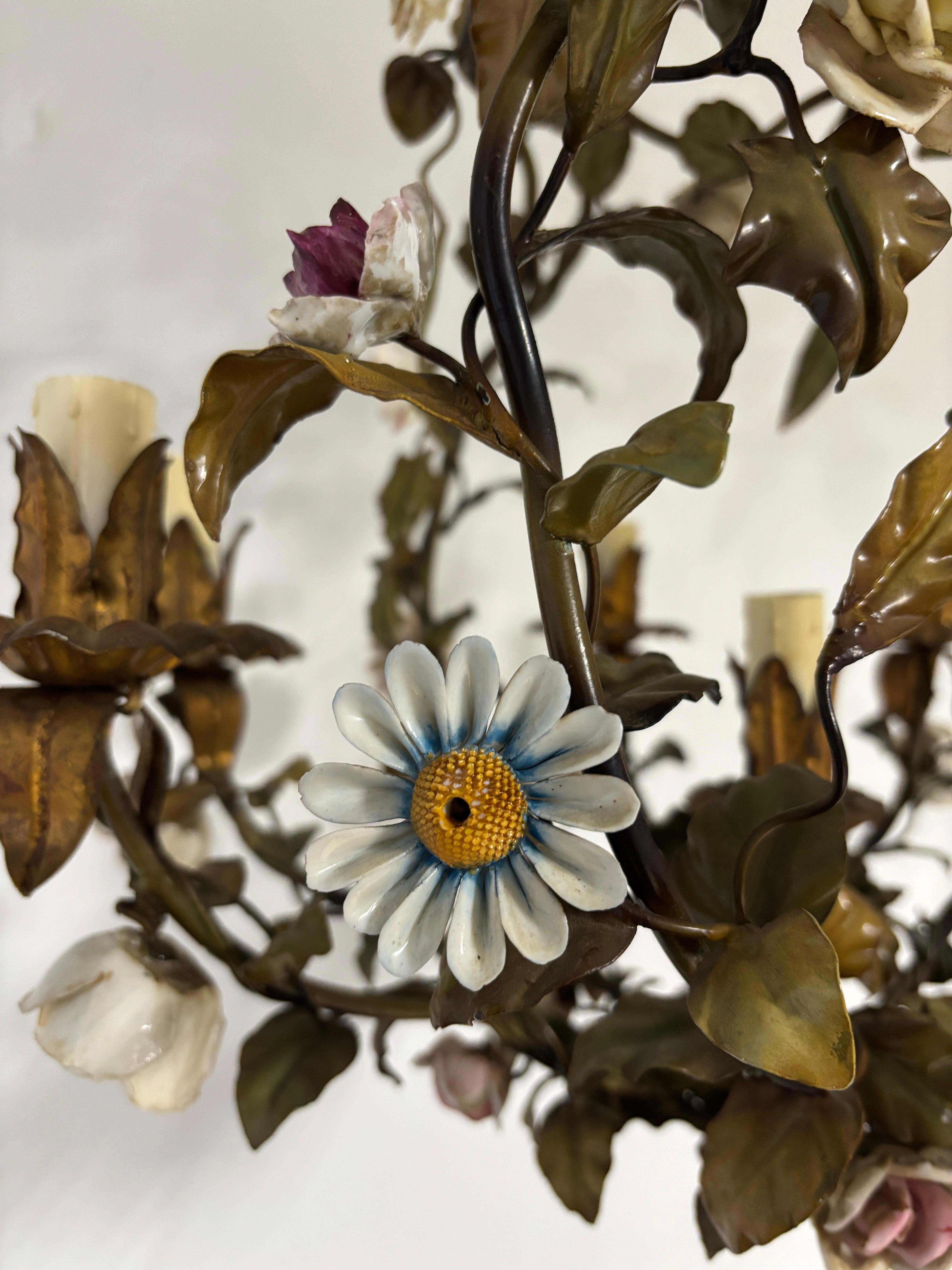 XIX secolo Enorme lampadario italiano in porcellana di Tole con fiori policromi, circa 1870 Raro 1di2 in vendita