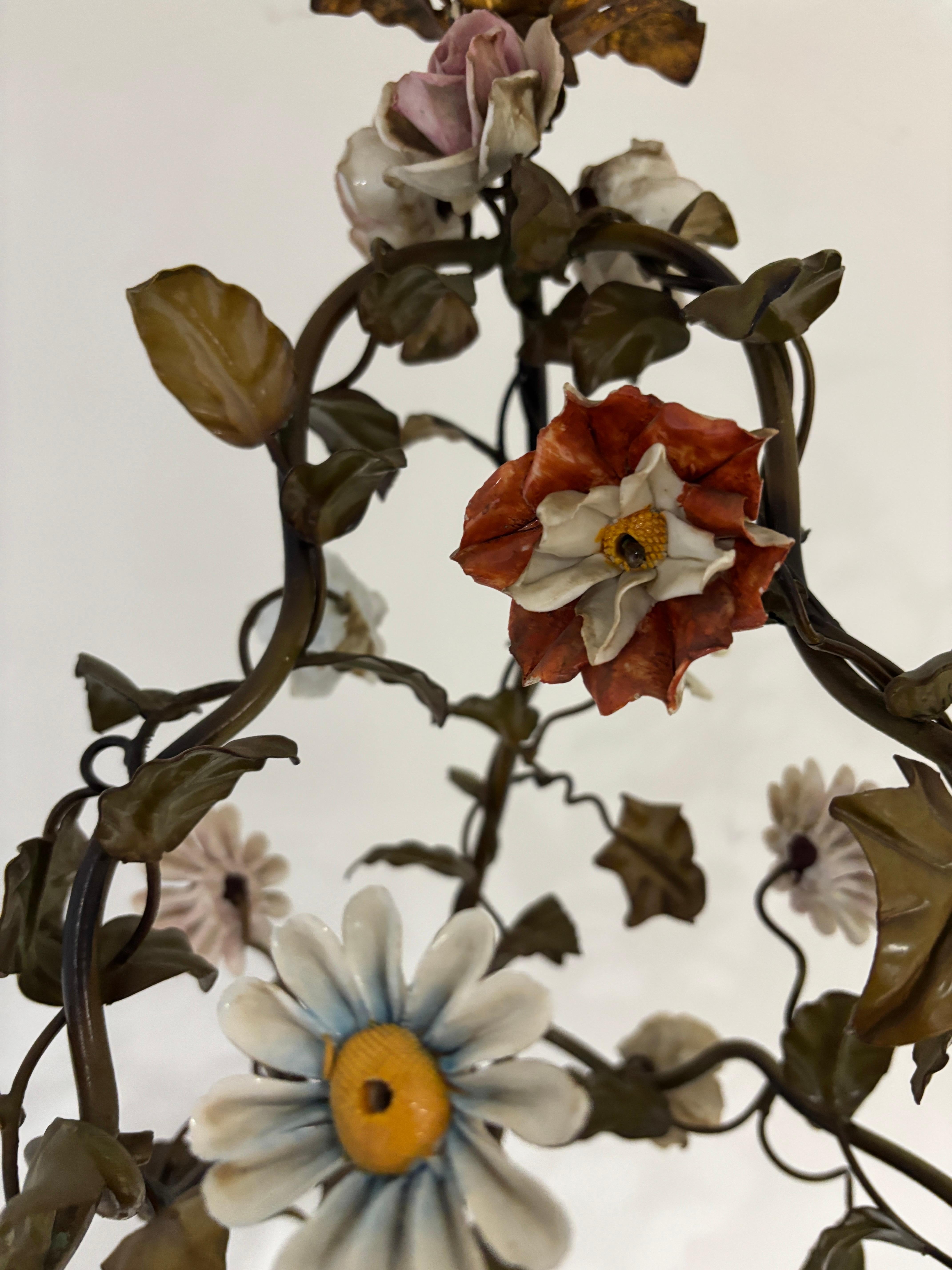 Porcellana Enorme lampadario italiano in porcellana di Tole con fiori policromi, circa 1870 Raro 1di2 in vendita