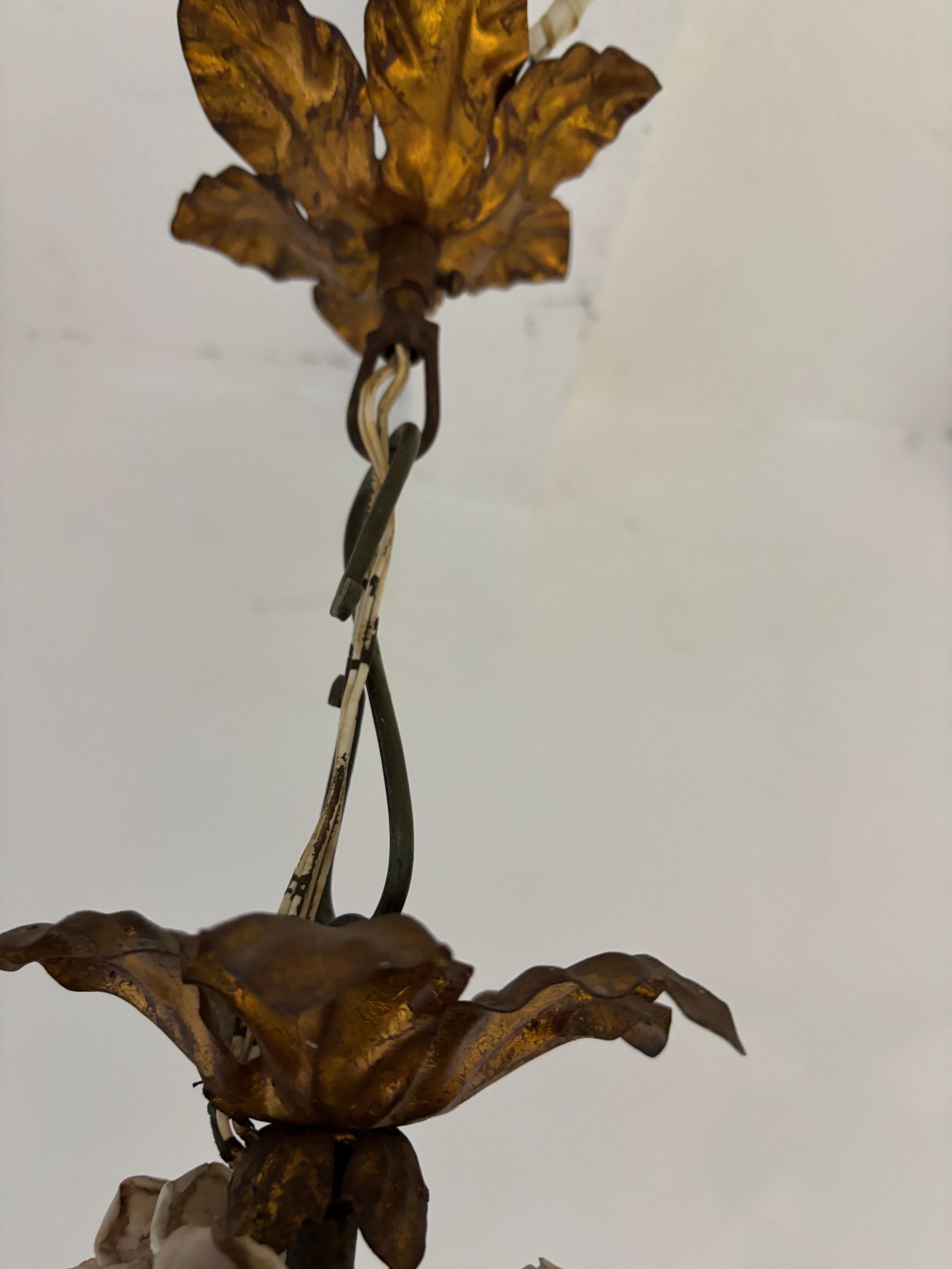 Enorme lampadario italiano in porcellana di Tole con fiori policromi, circa 1870 Raro 1di2 in vendita 1