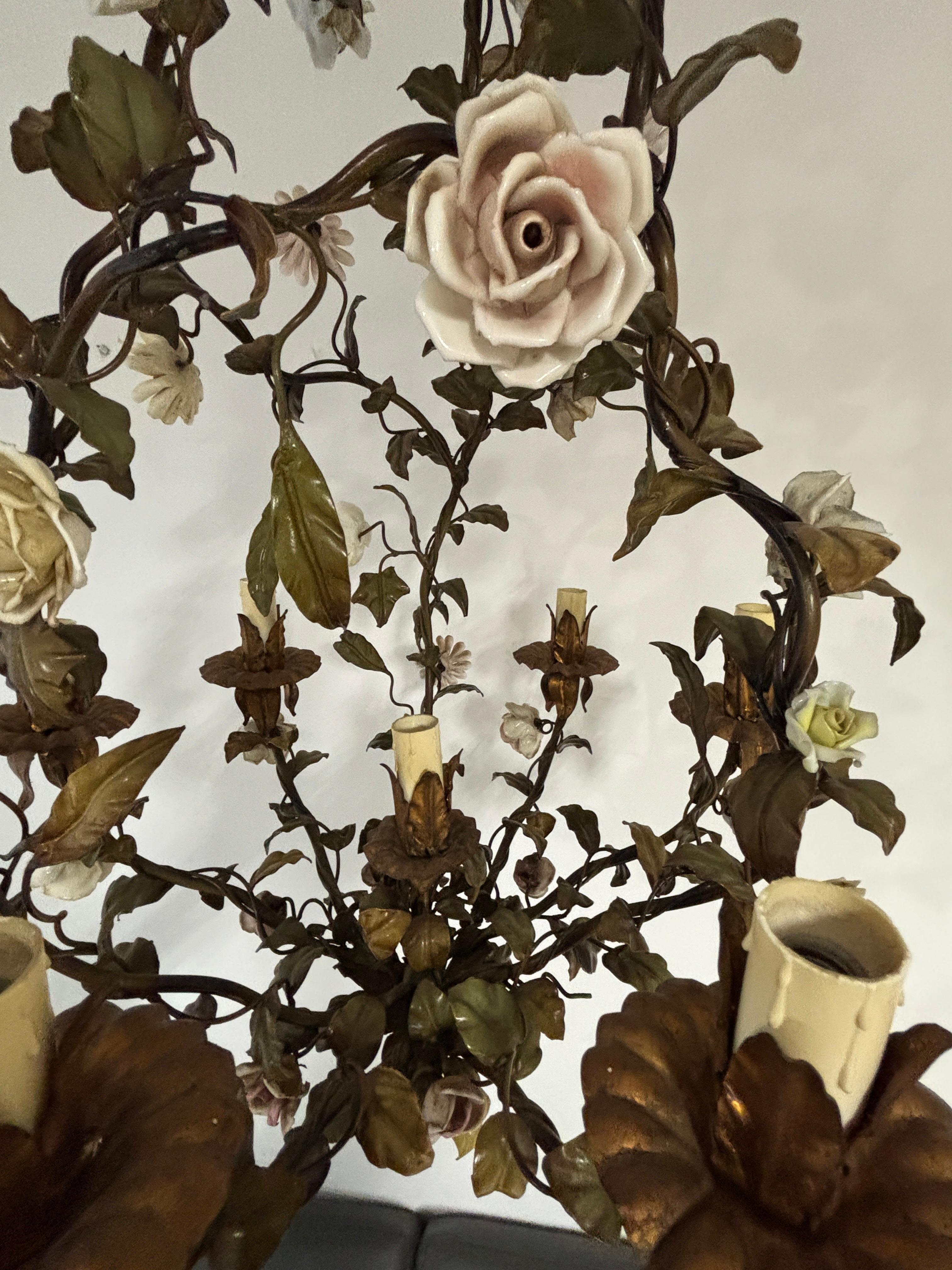 Enorme lampadario italiano in porcellana di Tole con fiori policromi, circa 1870 Raro 1di2 in vendita 3
