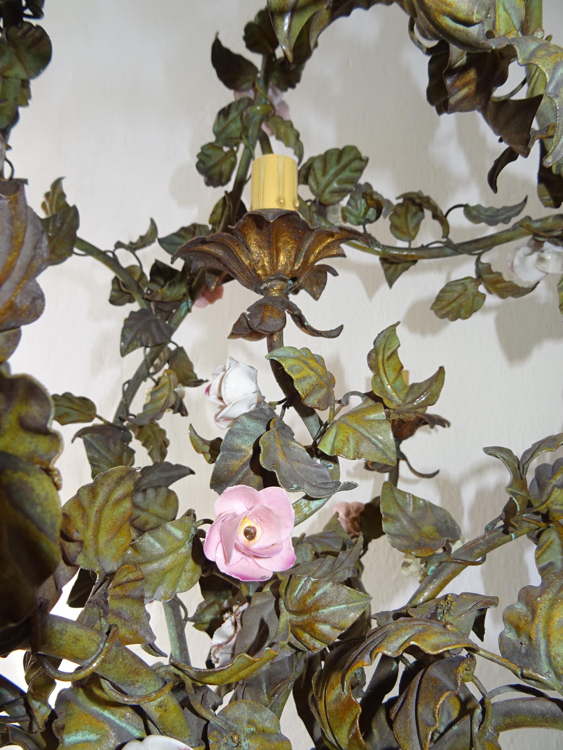 Riesiger Italienischer Tole Porzellan Blumen Polychromer Kronleuchter, um 1870 Selten im Angebot 6