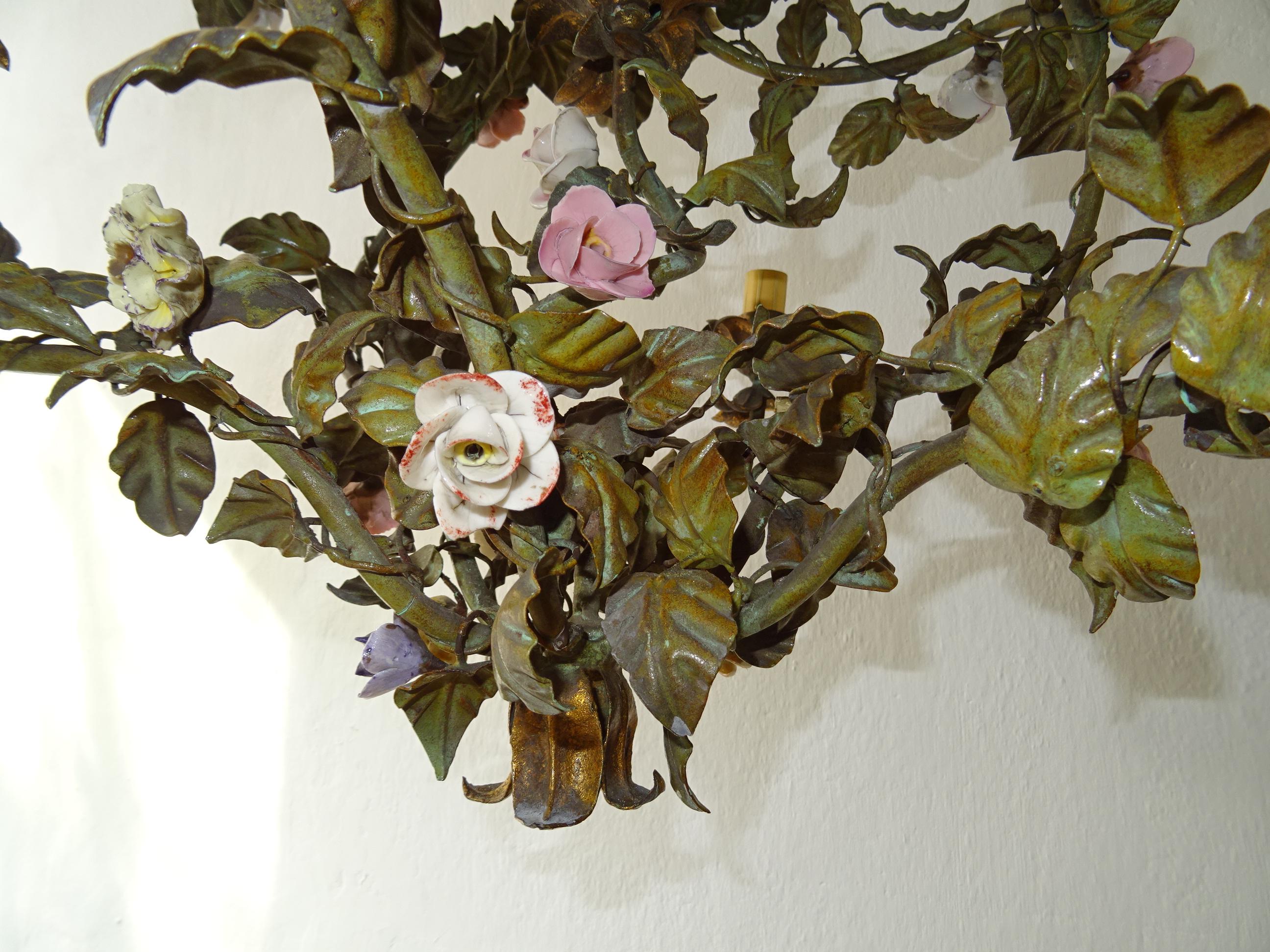 Riesiger Italienischer Tole Porzellan Blumen Polychromer Kronleuchter, um 1870 Selten im Angebot 7