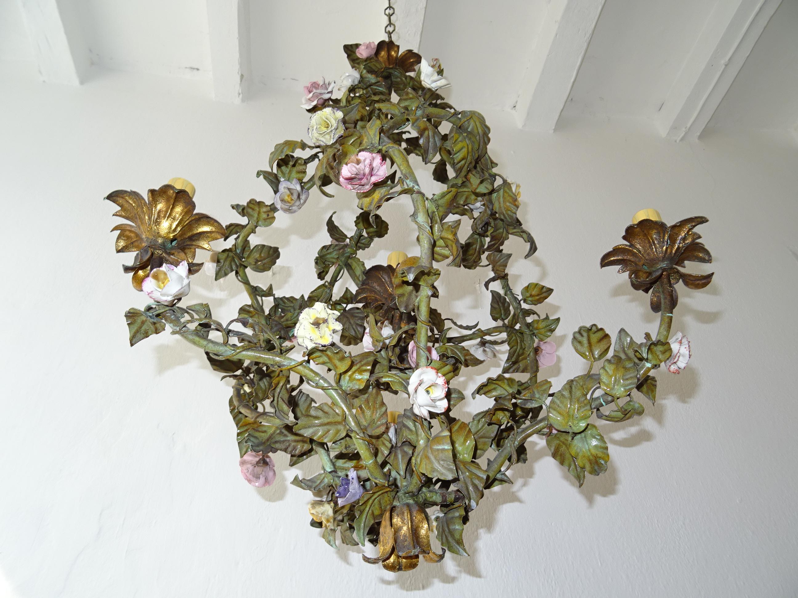 Huge Italian Tole Porcelain Flowers Polychrome Chandelier, circa 1870 Rare In Good Condition For Sale In Modena (MO), Modena (Mo)