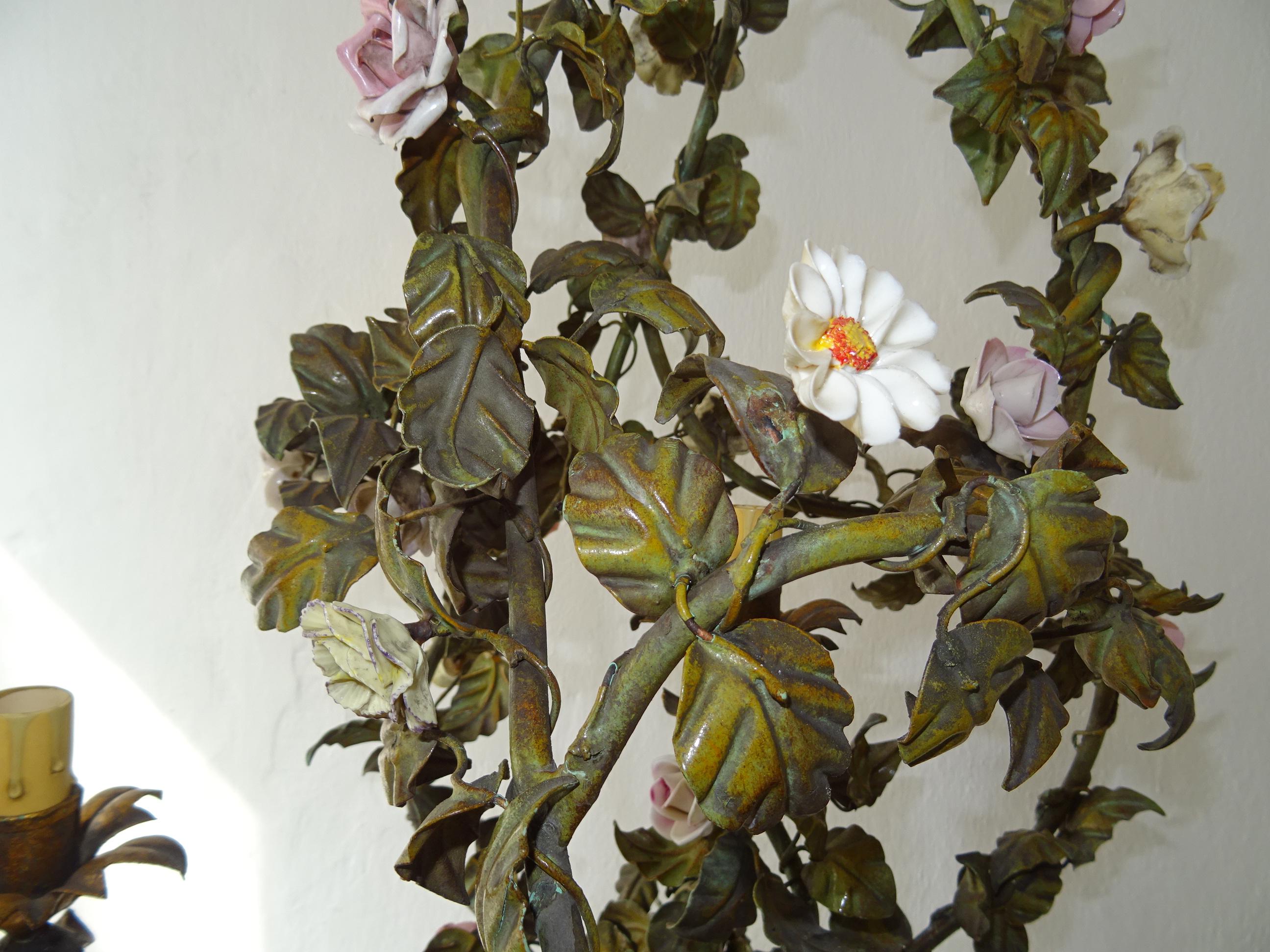 Riesiger Italienischer Tole Porzellan Blumen Polychromer Kronleuchter, um 1870 Selten (19. Jahrhundert) im Angebot