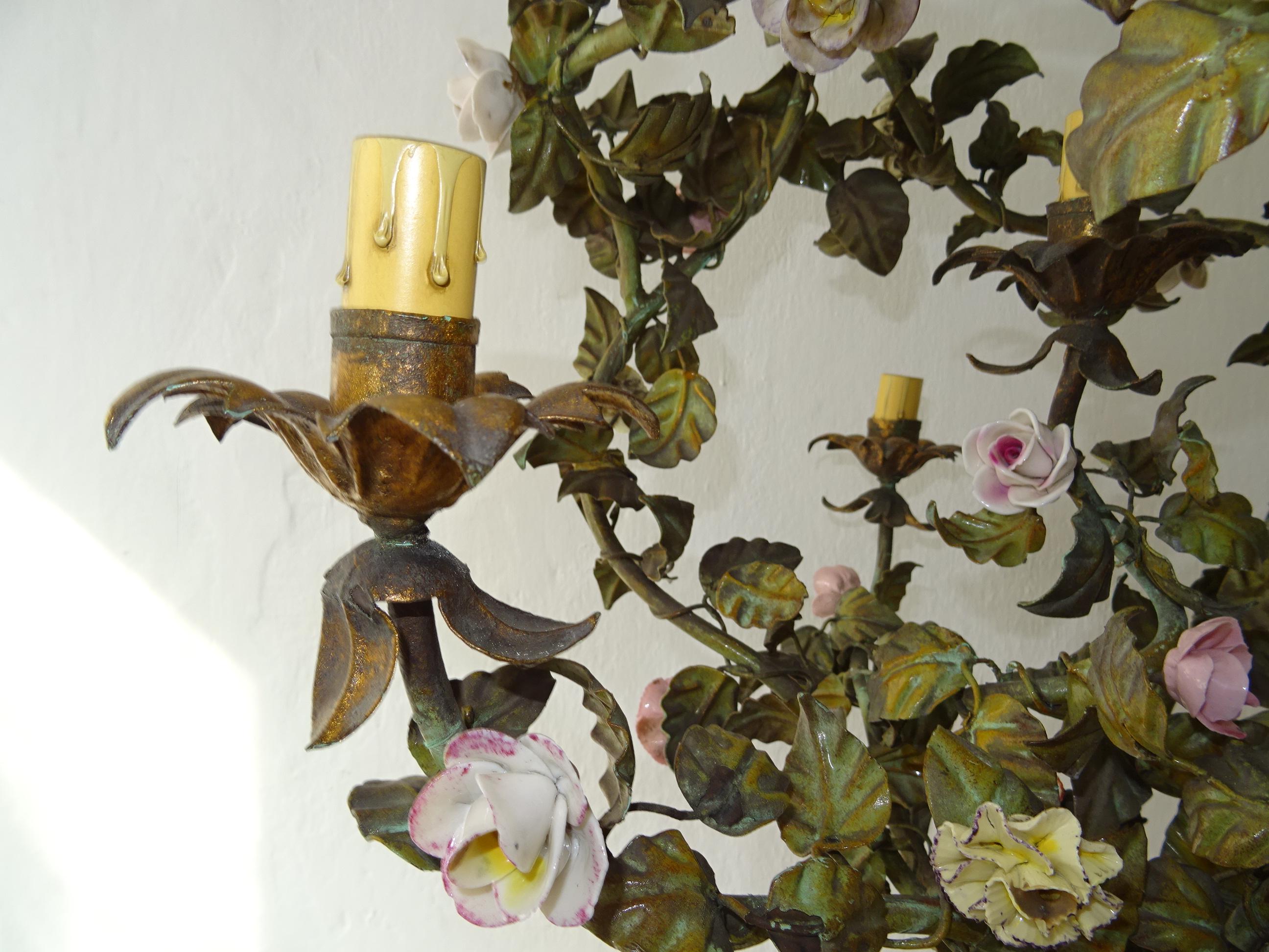 Riesiger Italienischer Tole Porzellan Blumen Polychromer Kronleuchter, um 1870 Selten im Angebot 1