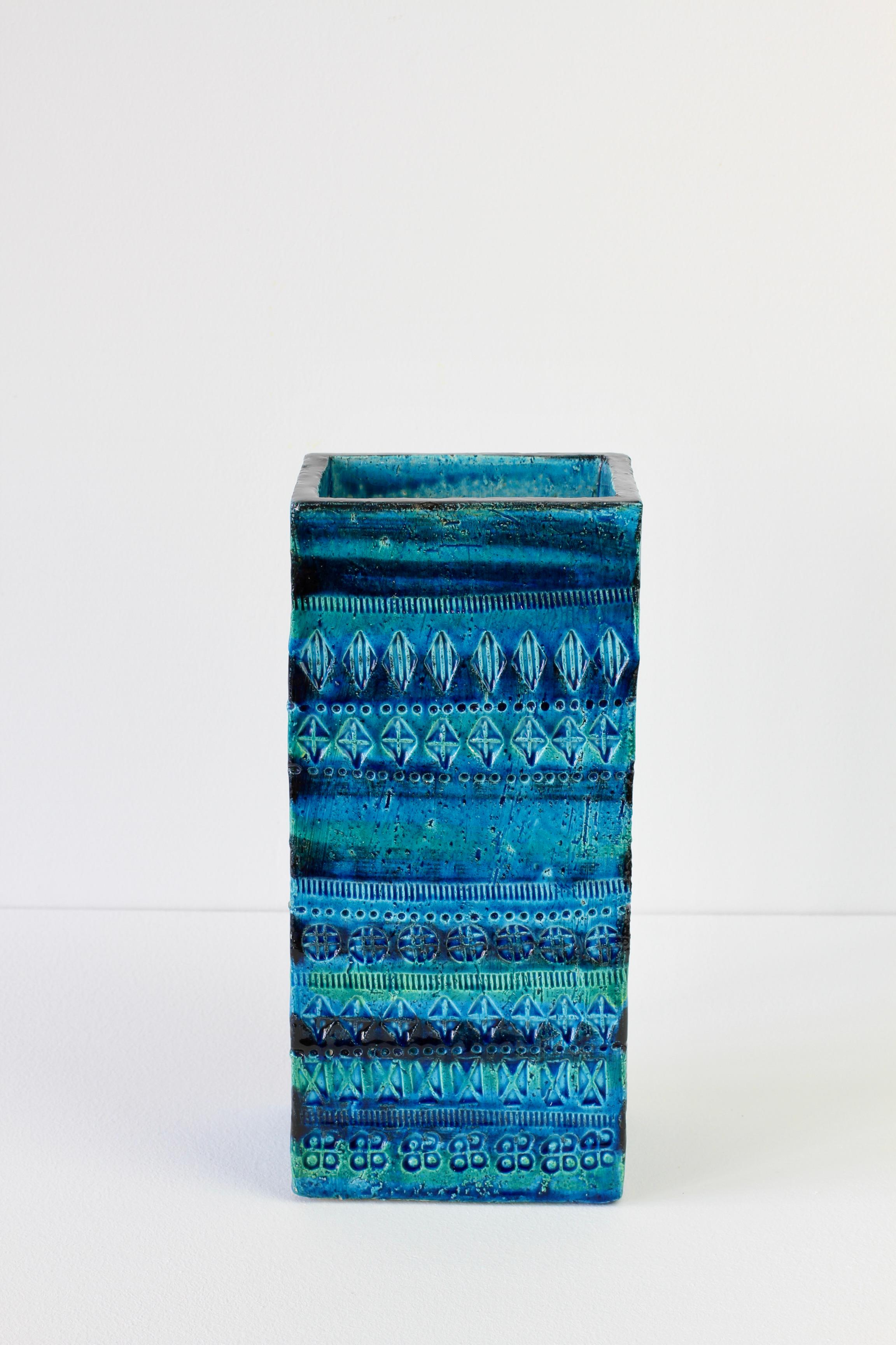 Schöne und seltene hohe Vase (30 cm/12 Zoll) mit Prägung in lebhaftem 'Rhimini'-Blau und Türkis von Aldo Londi für Bitossi, um 1968. Ein großes Stück Vintage, Mitte des Jahrhunderts handgemachte italienische Keramik. Sehr seltene Größe zu