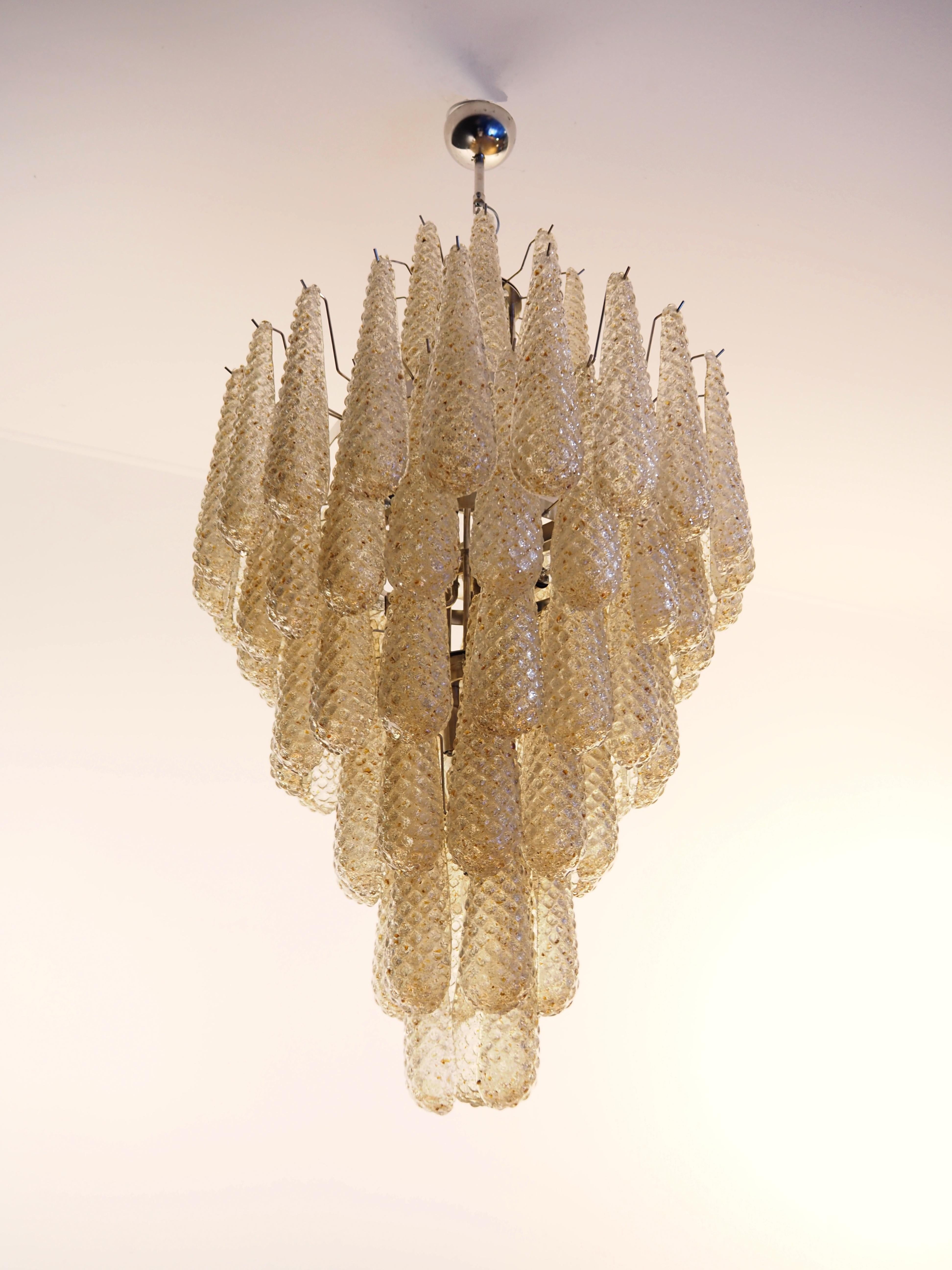 Riesiger italienischer Vintage-Kronleuchter aus Muranoglas - 85 bernsteinfarbene Blütenblätter fallen im Angebot 6