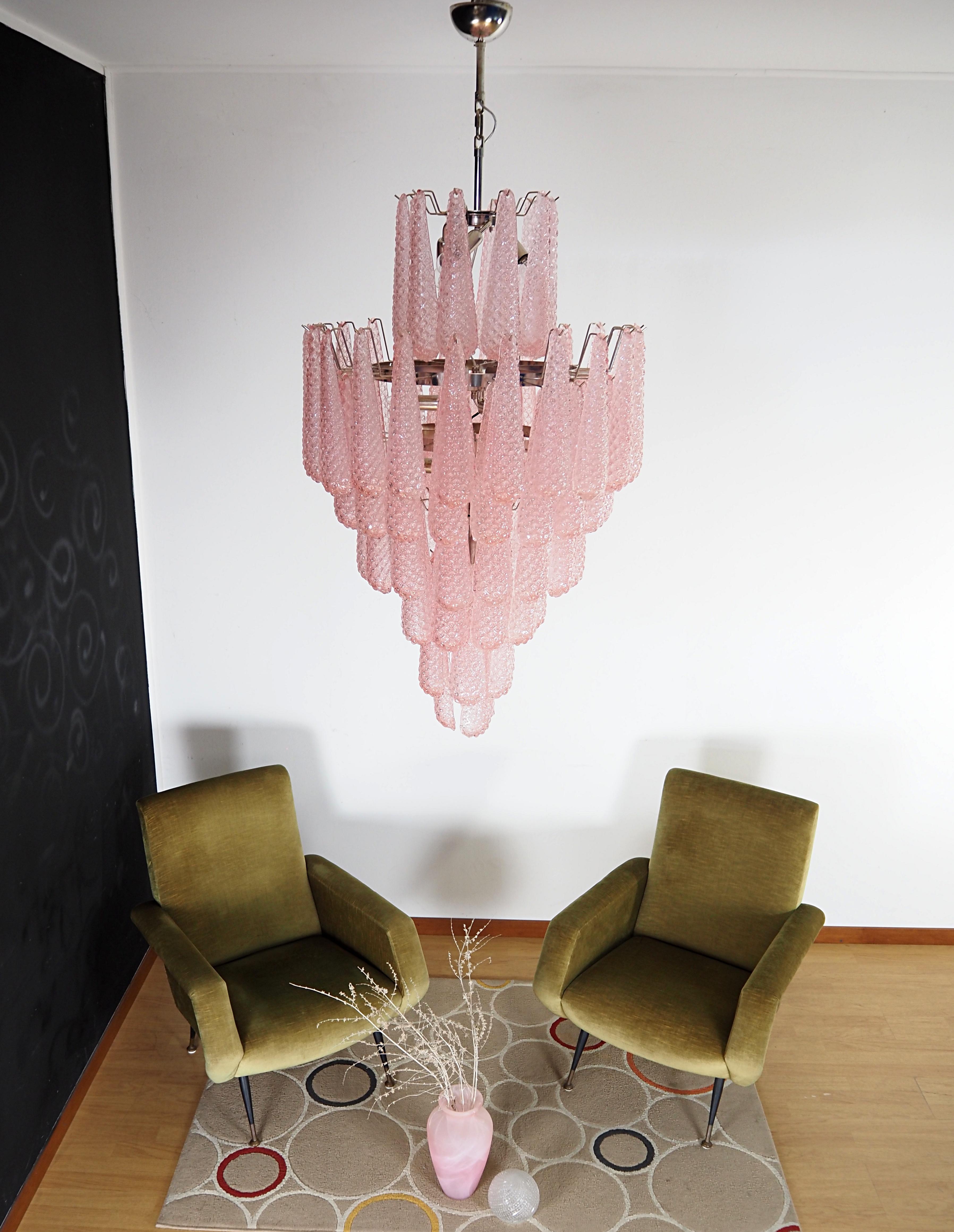 Huge Italian vintage Murano glass chandelier - 85 glass PINK petals drop In Good Condition For Sale In Gaiarine Frazione Francenigo (TV), IT