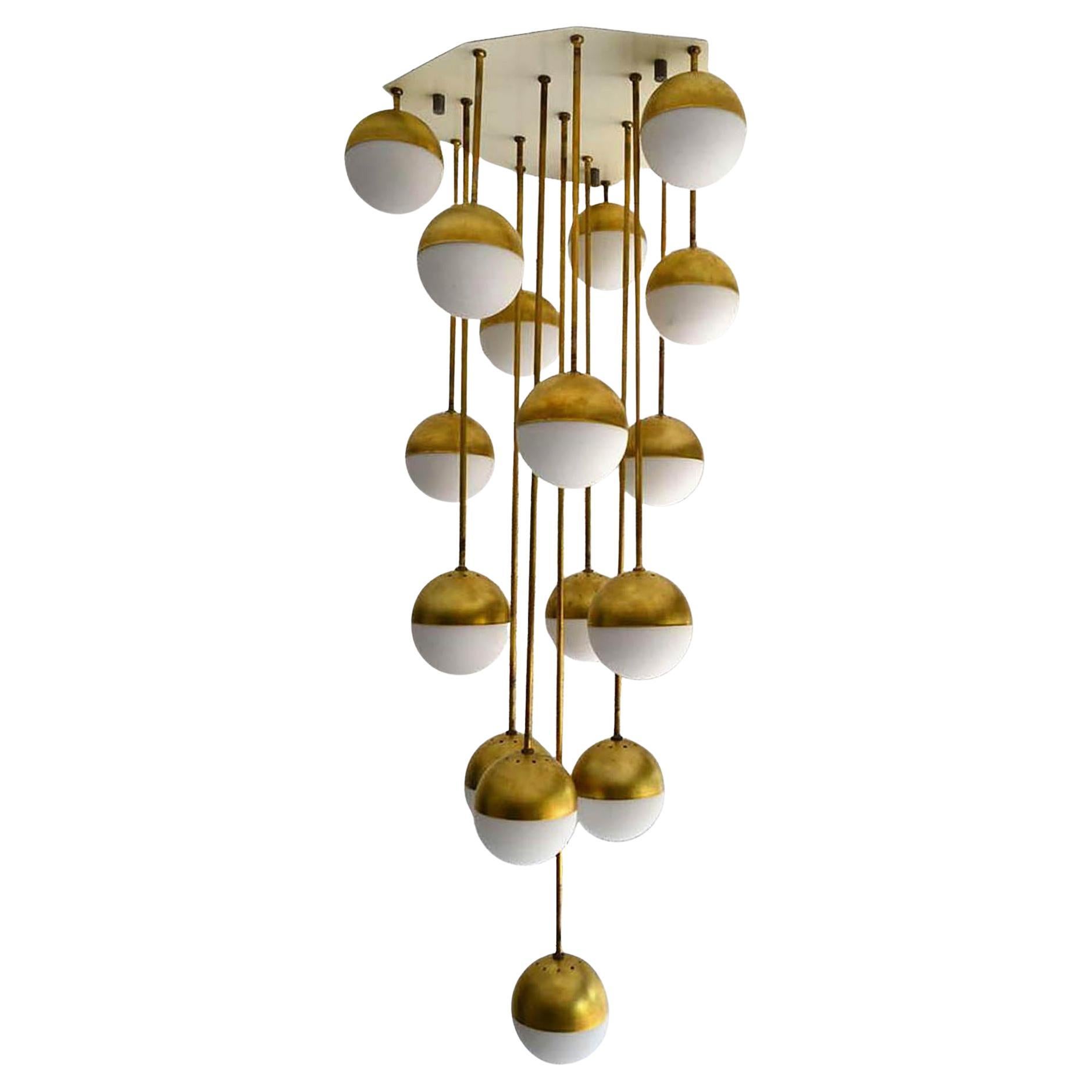 Enorme lampadario italiano a cascata a diciotto luci in ottone e vetro opalino in vendita