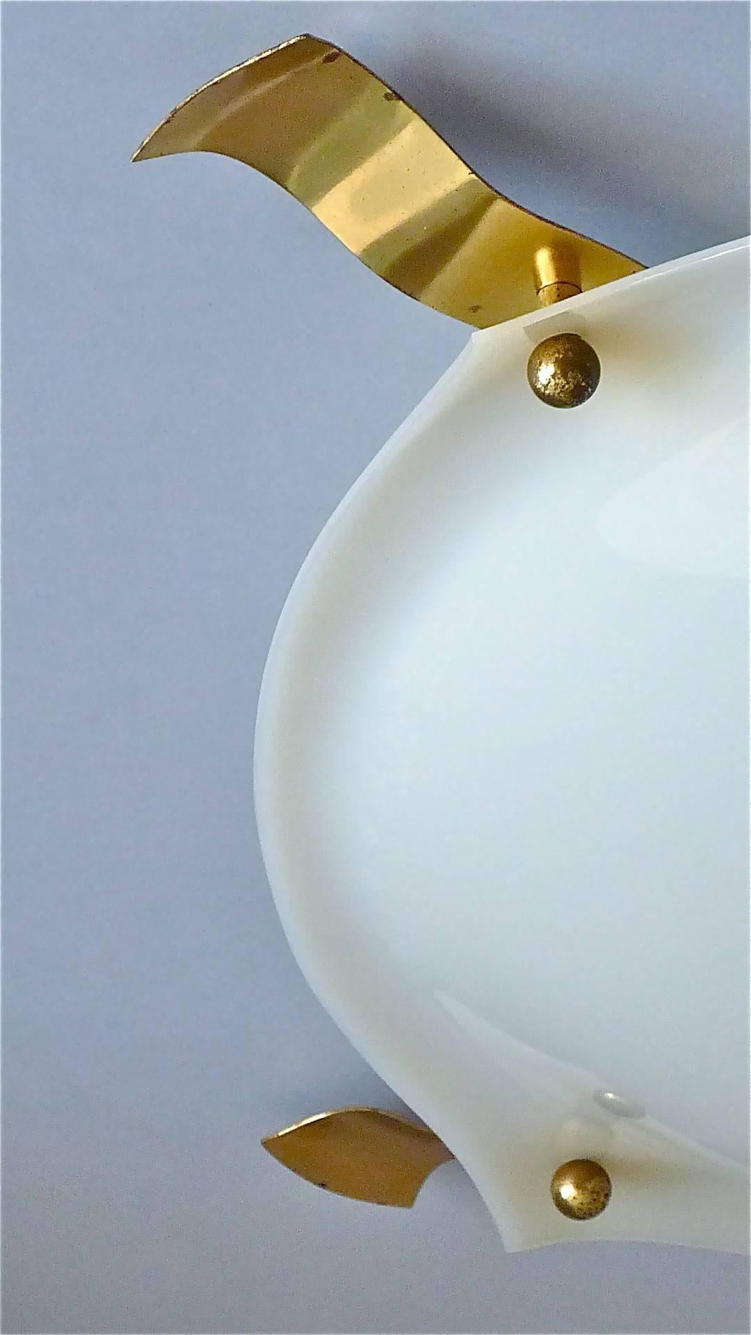 Patiné Grande lampe italienne encastrée en plastique blanc et laiton Angelo Lelli Arredoluce des années 1950 en vente
