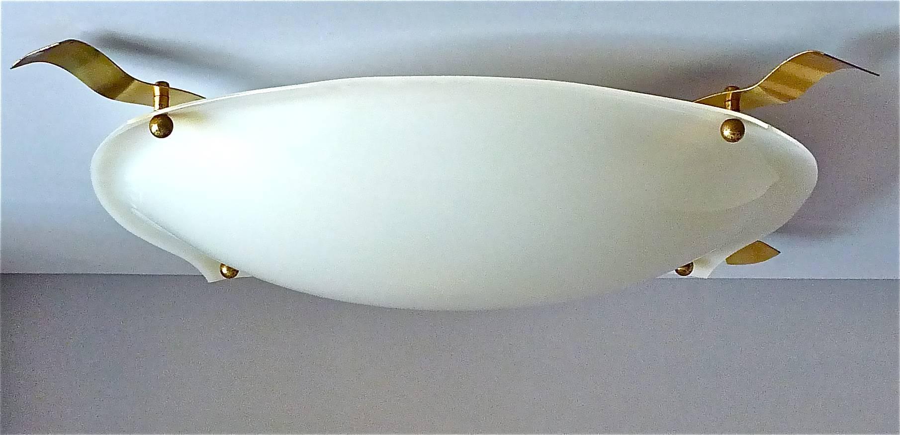 Grande lampe italienne encastrée en plastique blanc et laiton Angelo Lelli Arredoluce des années 1950 Bon état - En vente à Nierstein am Rhein, DE