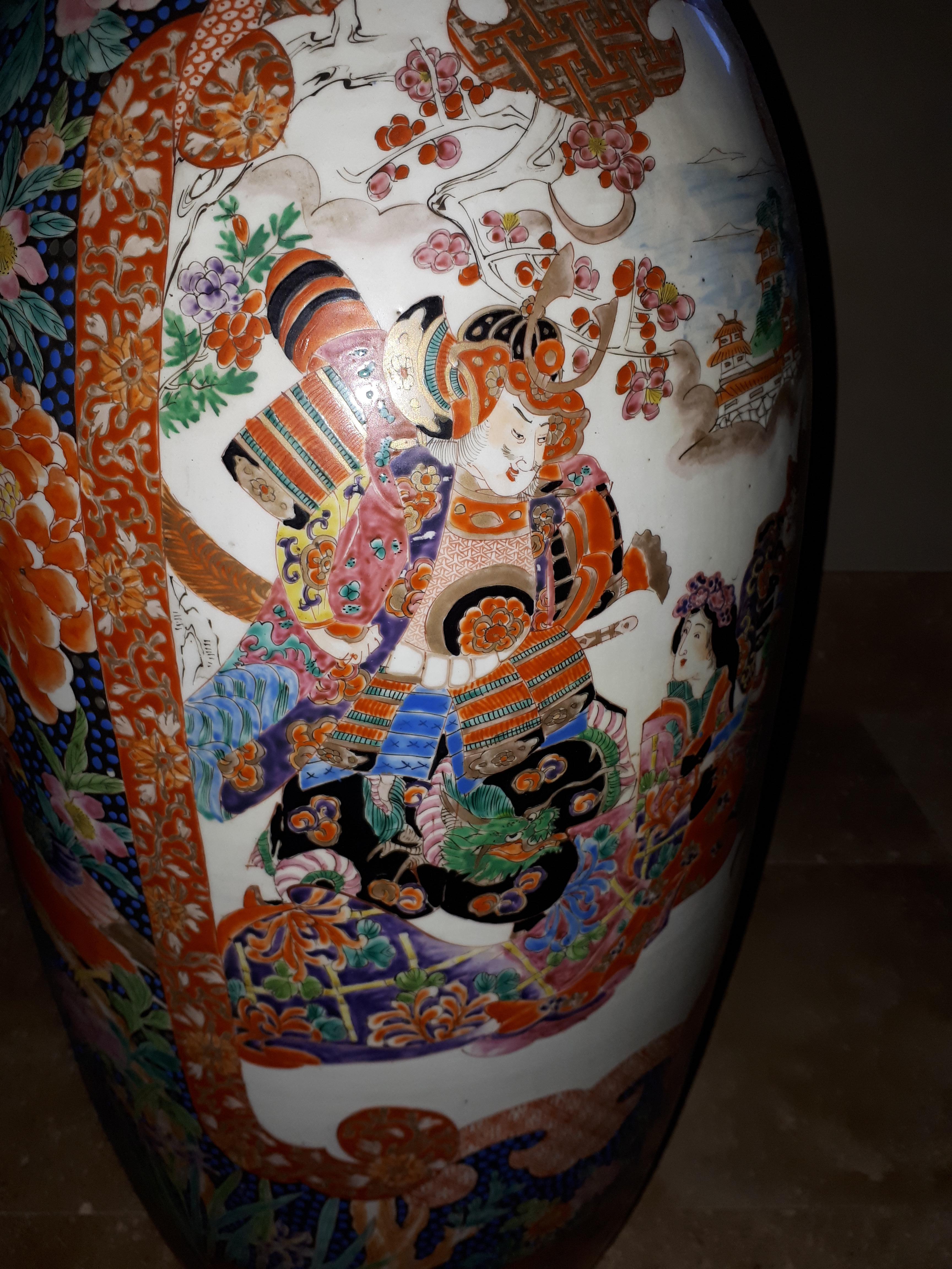 Huge japanese Arita porcelain vase with Imari samurai design, Japan Meiji period For Sale 3