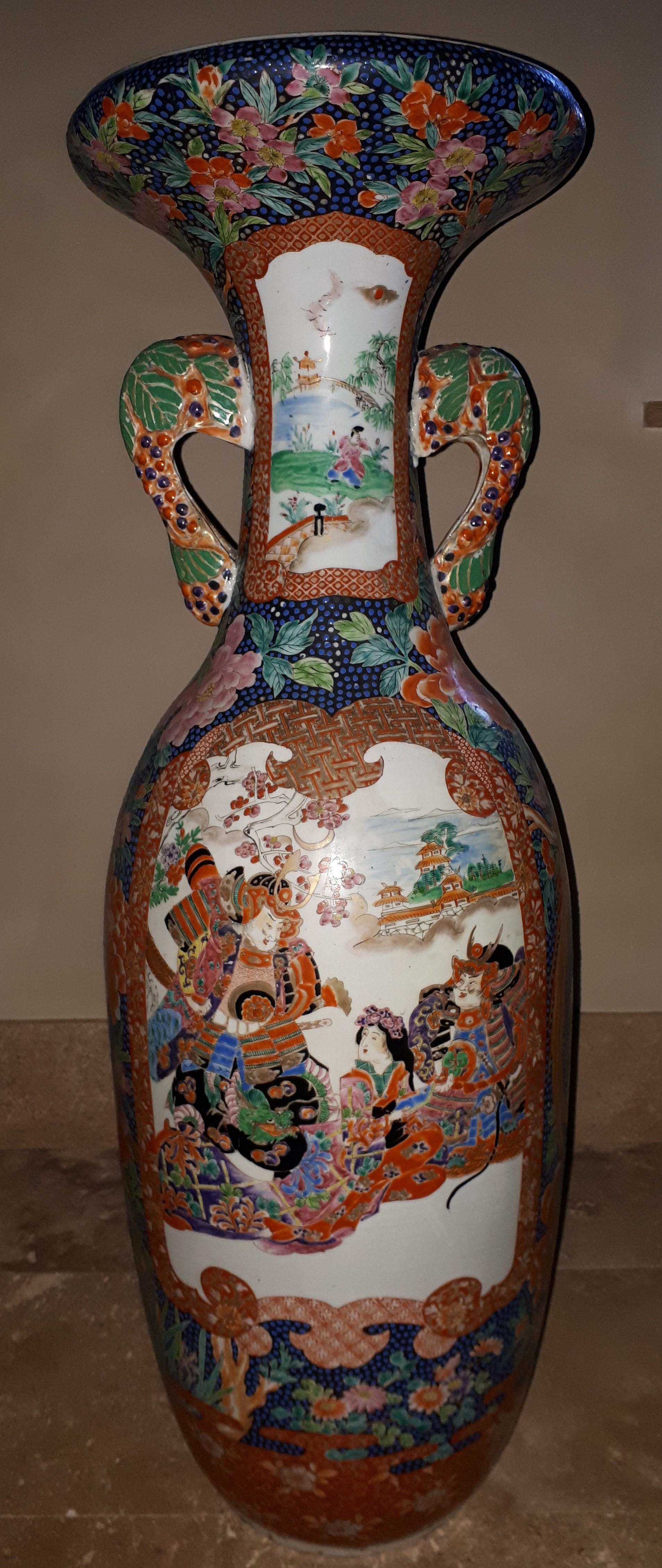 Huge Arita porcelain vase painted with polychrome enamels, with gilt highlights, decorated with samurai in reserves and pheasants.
Top of collar restored, practically invisible from the outside.
Height 93cm !!
Signed 