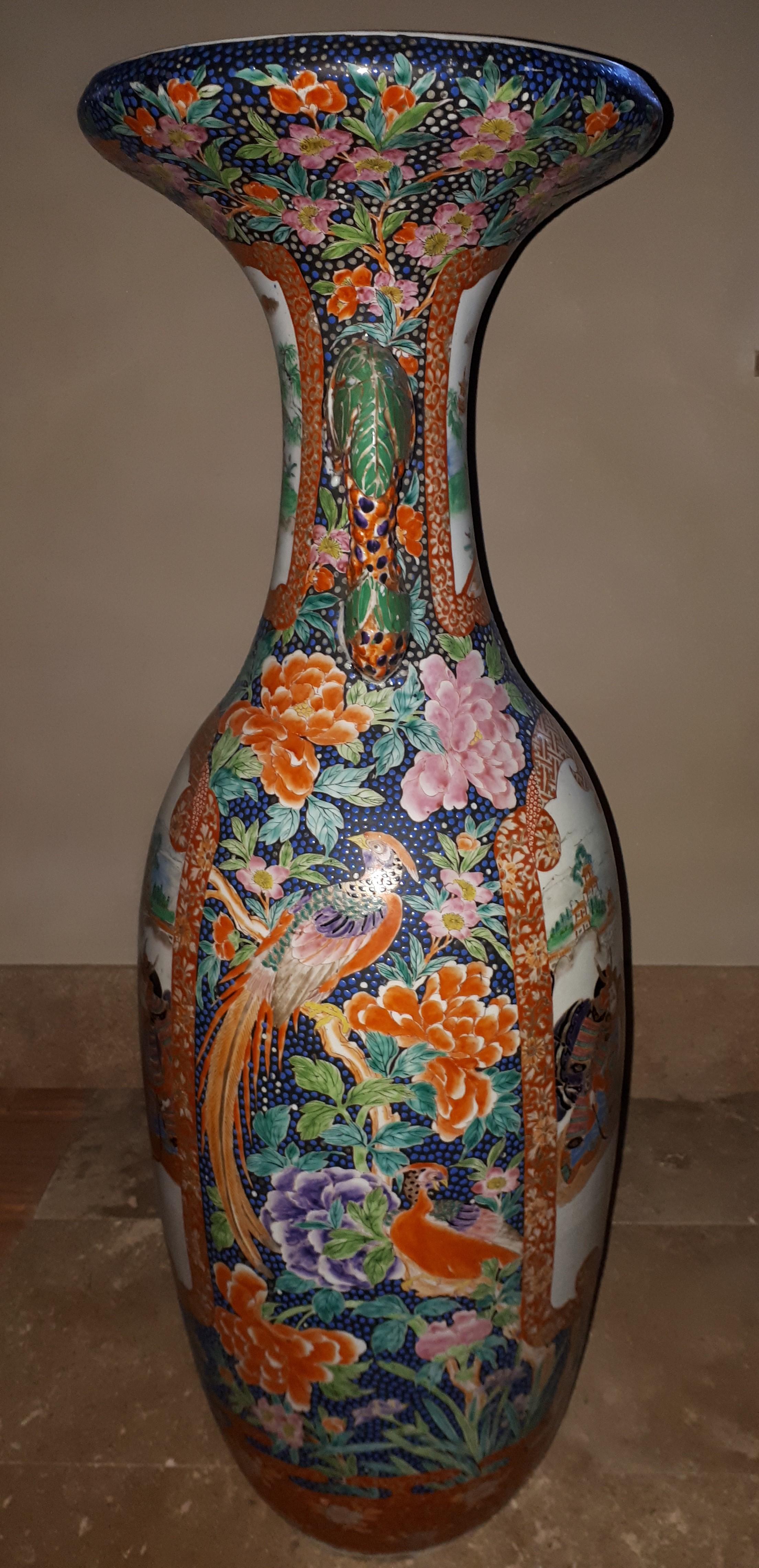 Enameled Huge japanese Arita porcelain vase with Imari samurai design, Japan Meiji period For Sale