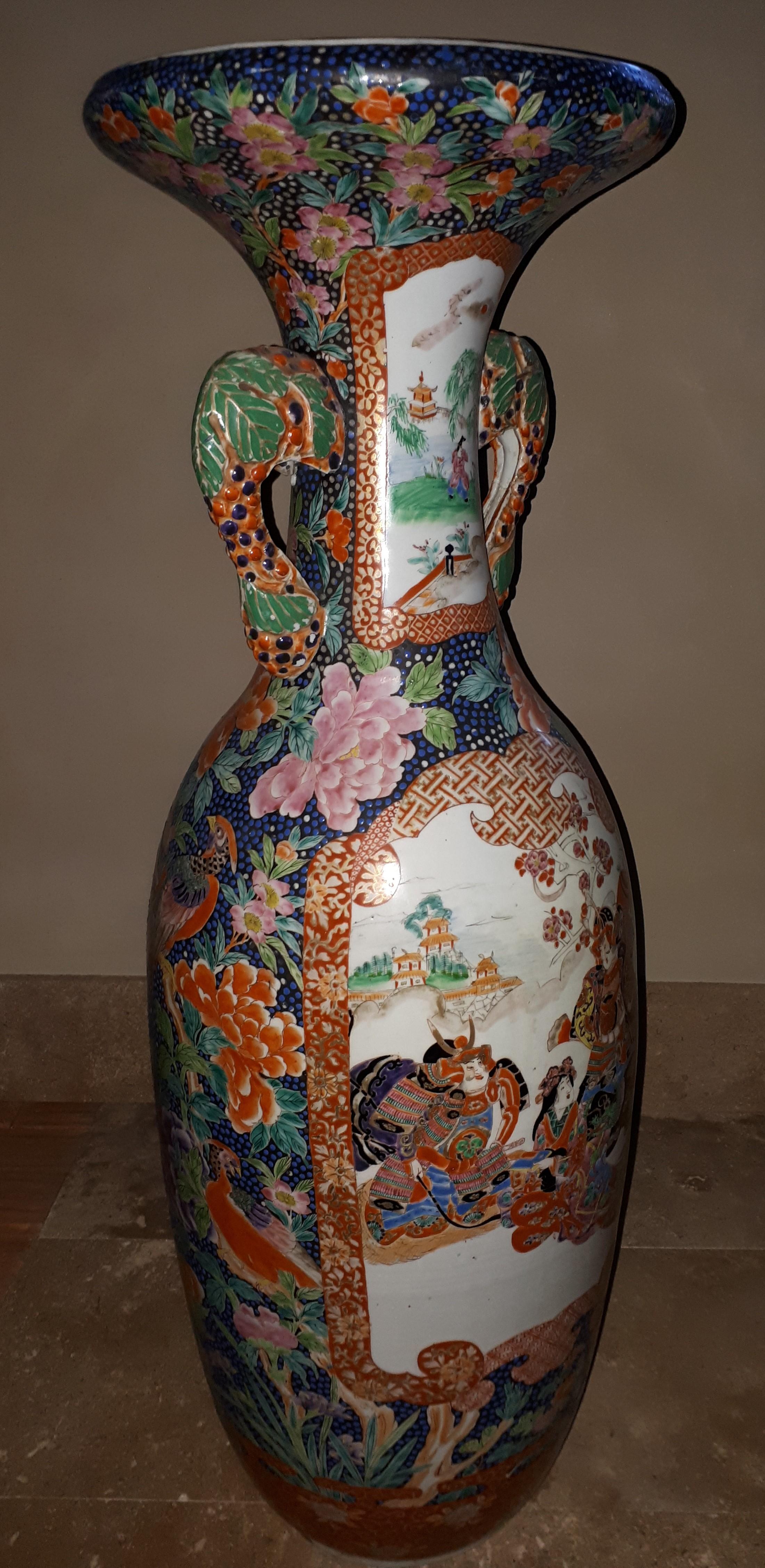 Huge japanese Arita porcelain vase with Imari samurai design, Japan Meiji period In Good Condition For Sale In Saverne, Grand Est