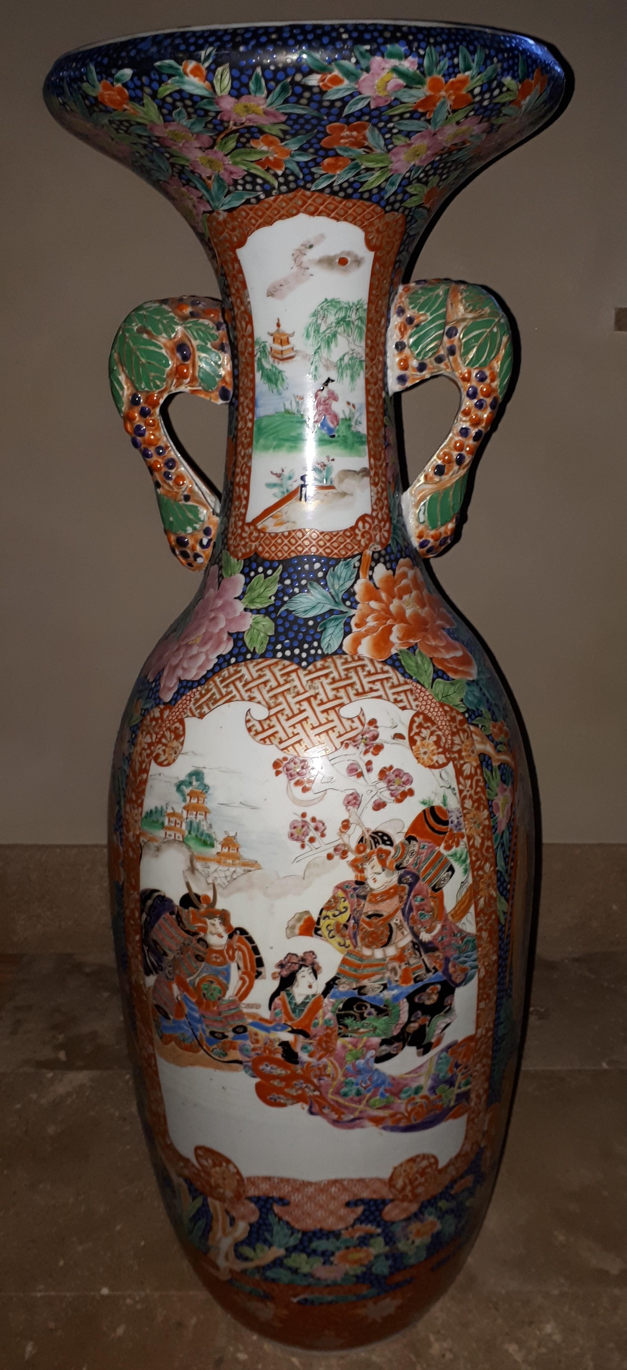 Mid-19th Century Huge japanese Arita porcelain vase with Imari samurai design, Japan Meiji period For Sale