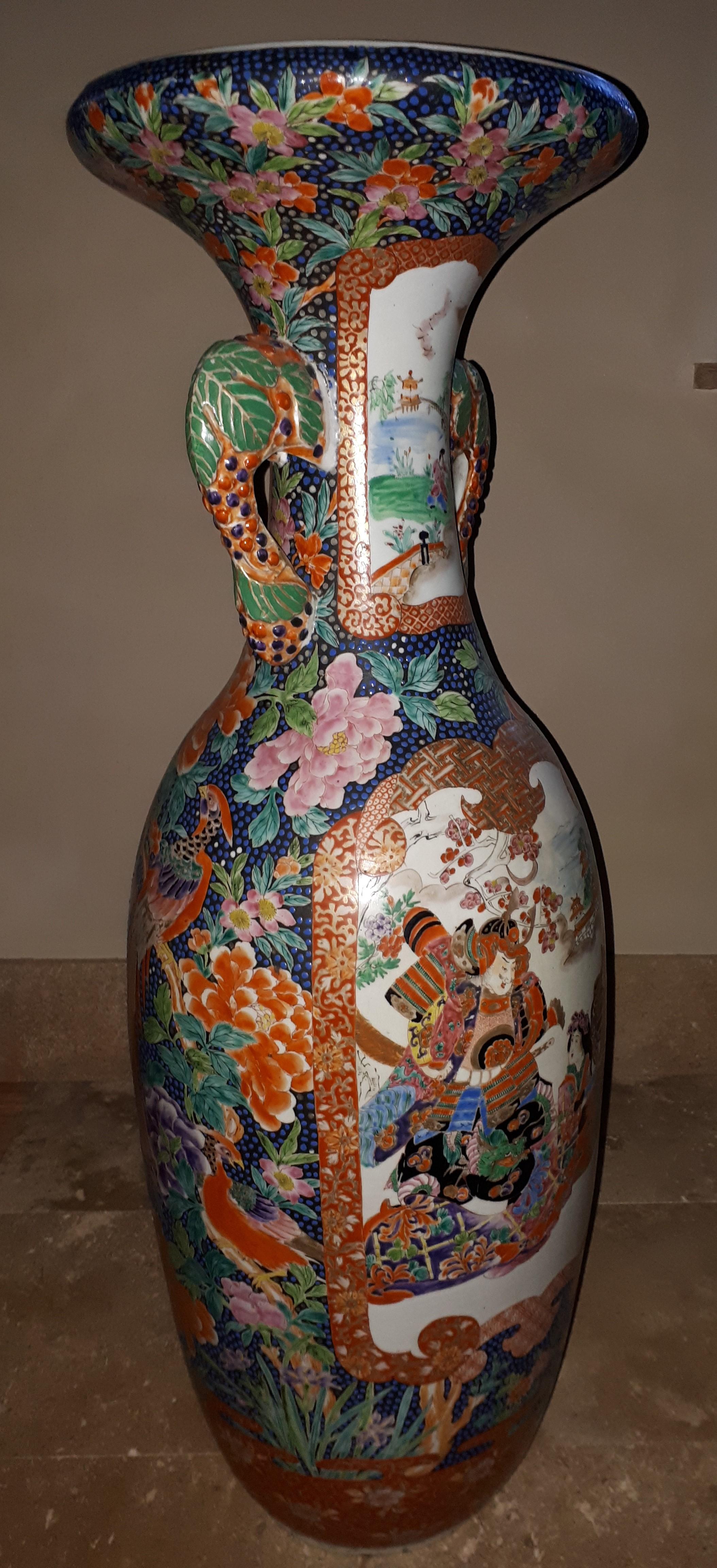 Huge japanese Arita porcelain vase with Imari samurai design, Japan Meiji period For Sale 2