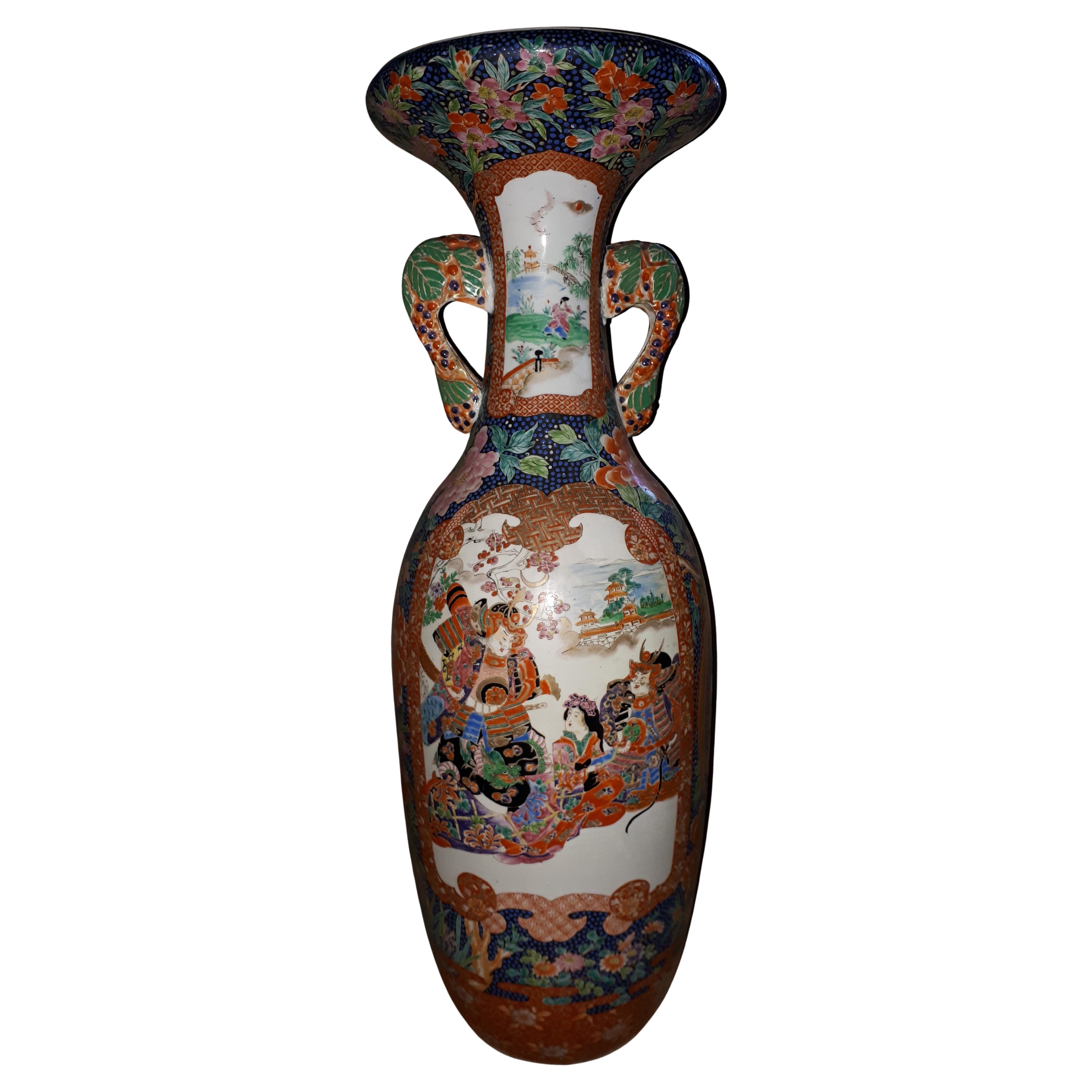 Huge japanese Arita porcelain vase with Imari samurai design, Japan Meiji period For Sale