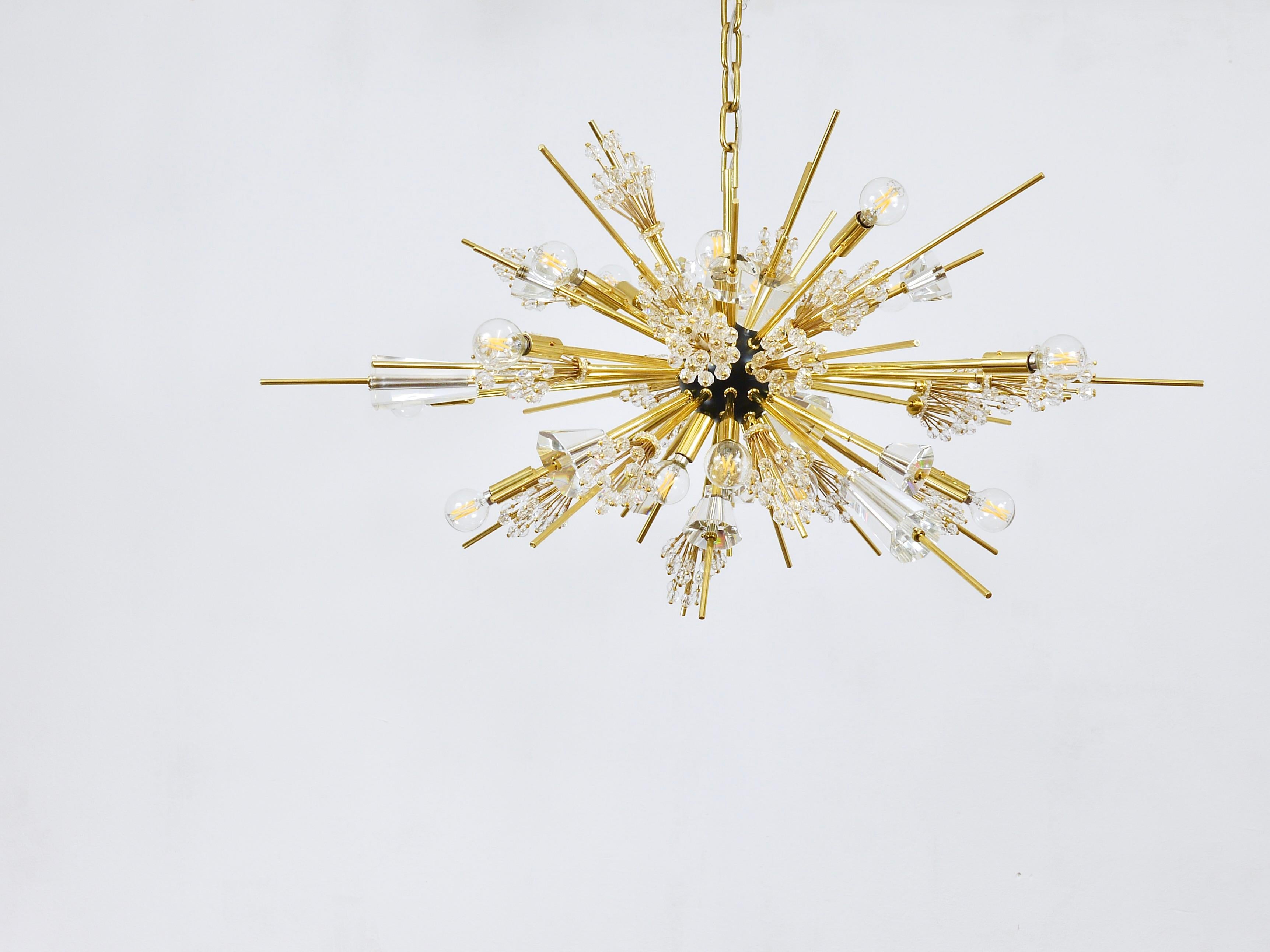 Un grand lustre Sputnik emblématique du milieu du siècle pour l'Auditorium du Met, conçu par Hans Harald Rath en 1966 et exécuté par J. & L. Lobmeyr, Autriche. Ce lustre est identique à ceux offerts par la République d'Autriche en 1966 à l'occasion