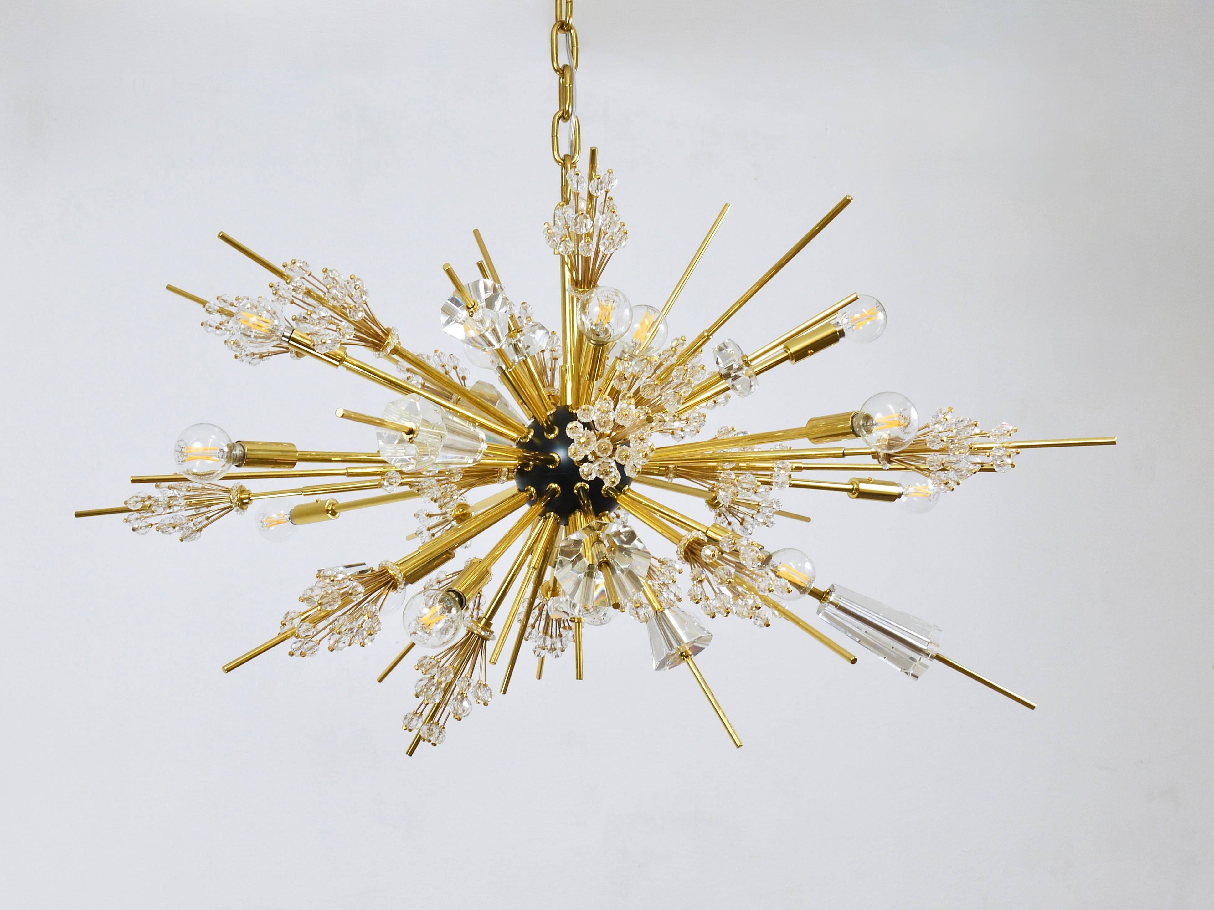 20ième siècle I.L.A. Lobmeyr Metropolitan Opera Sputnik Cristal Brass Met Chandelier Vienne en vente
