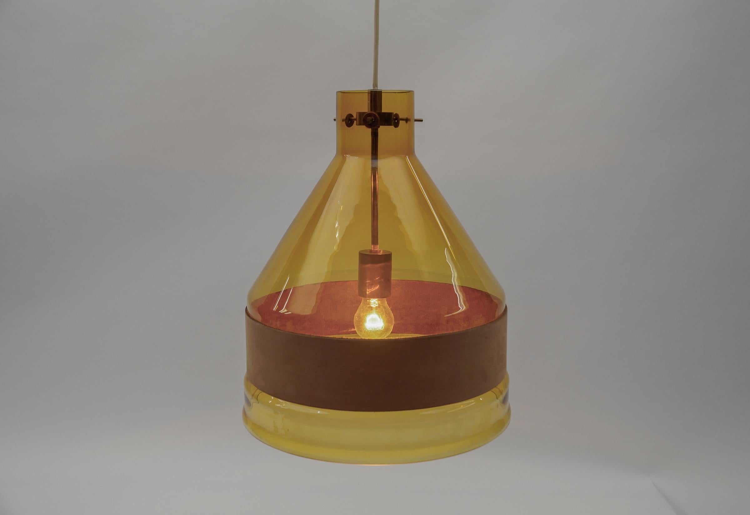Enorme J.T. Lampada a sospensione Kalmar in vetro colorato giallo con pelle, Austria, anni '70 in vendita 3