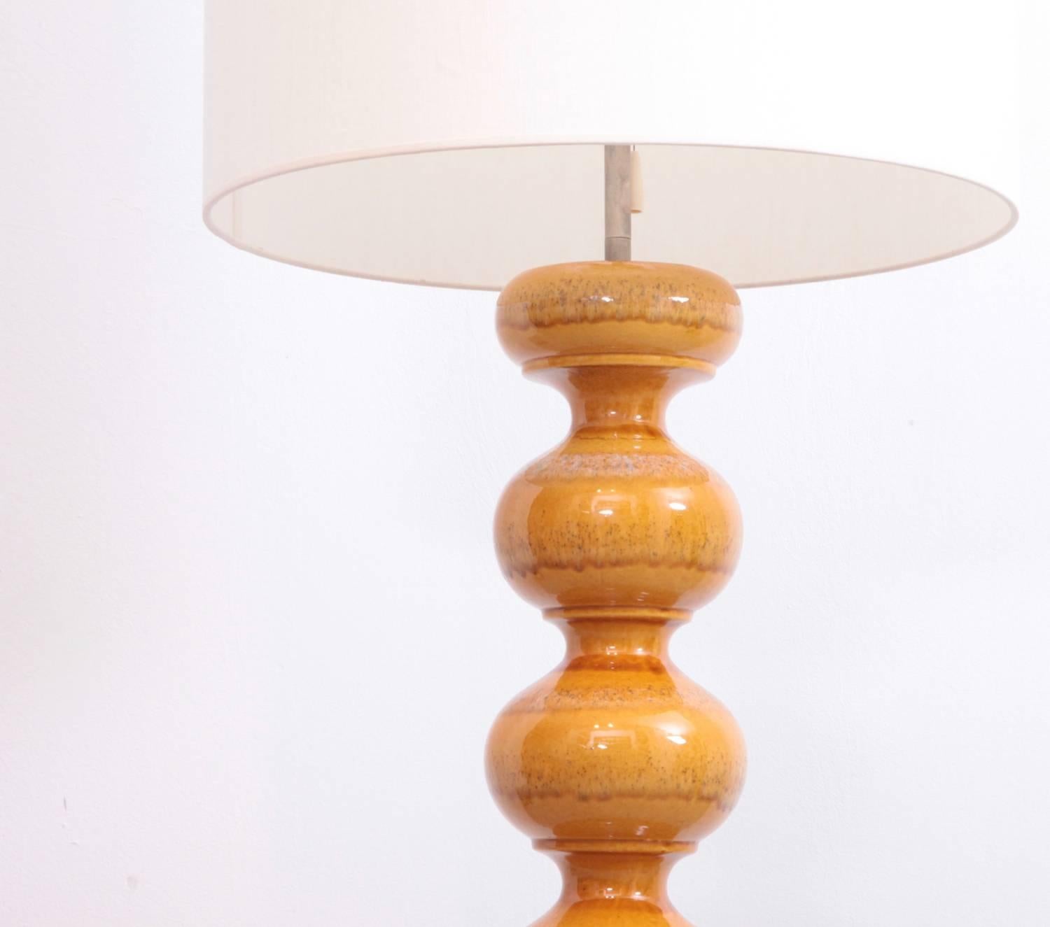 Lampadaire en céramique de Kaiser avec abat-jour neuf. Pas d'éclats et une glaçure très unique. Trois E27 / Modèle A.