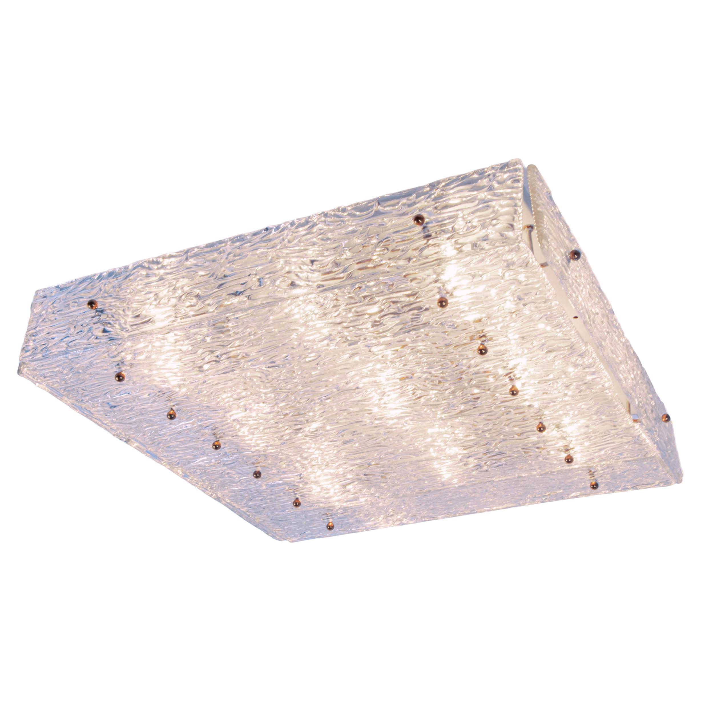 Elegante lampada da soffitto quadrata di metà secolo 'Heidelberg 62', realizzata nel 1974 da Kalmar, Vienna, Austria. Da utilizzare come plafoniera ma anche come applique. Realizzato in vetro massiccio di cristallo testurizzato montato su una