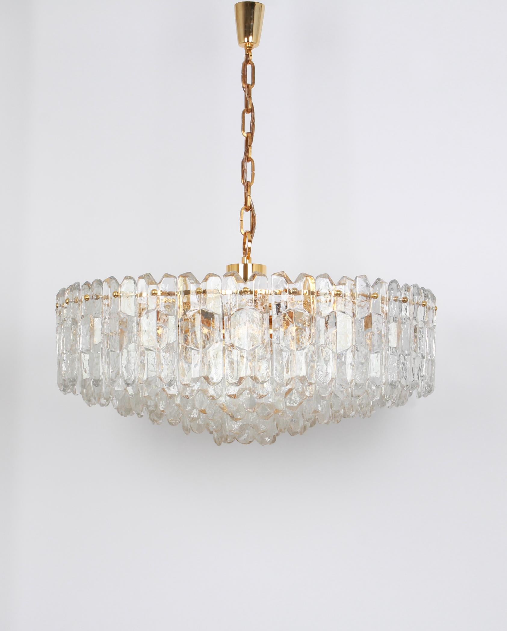 A Stunning large Chandelier with 24-carat gold-plated brass frame and clear, brilliant glass made by Kalmar (Series: Palazzo), Austria, manufactured, circa 1970-1979.
Six tiers structure gathers many structured glasses, beautifully refracting the