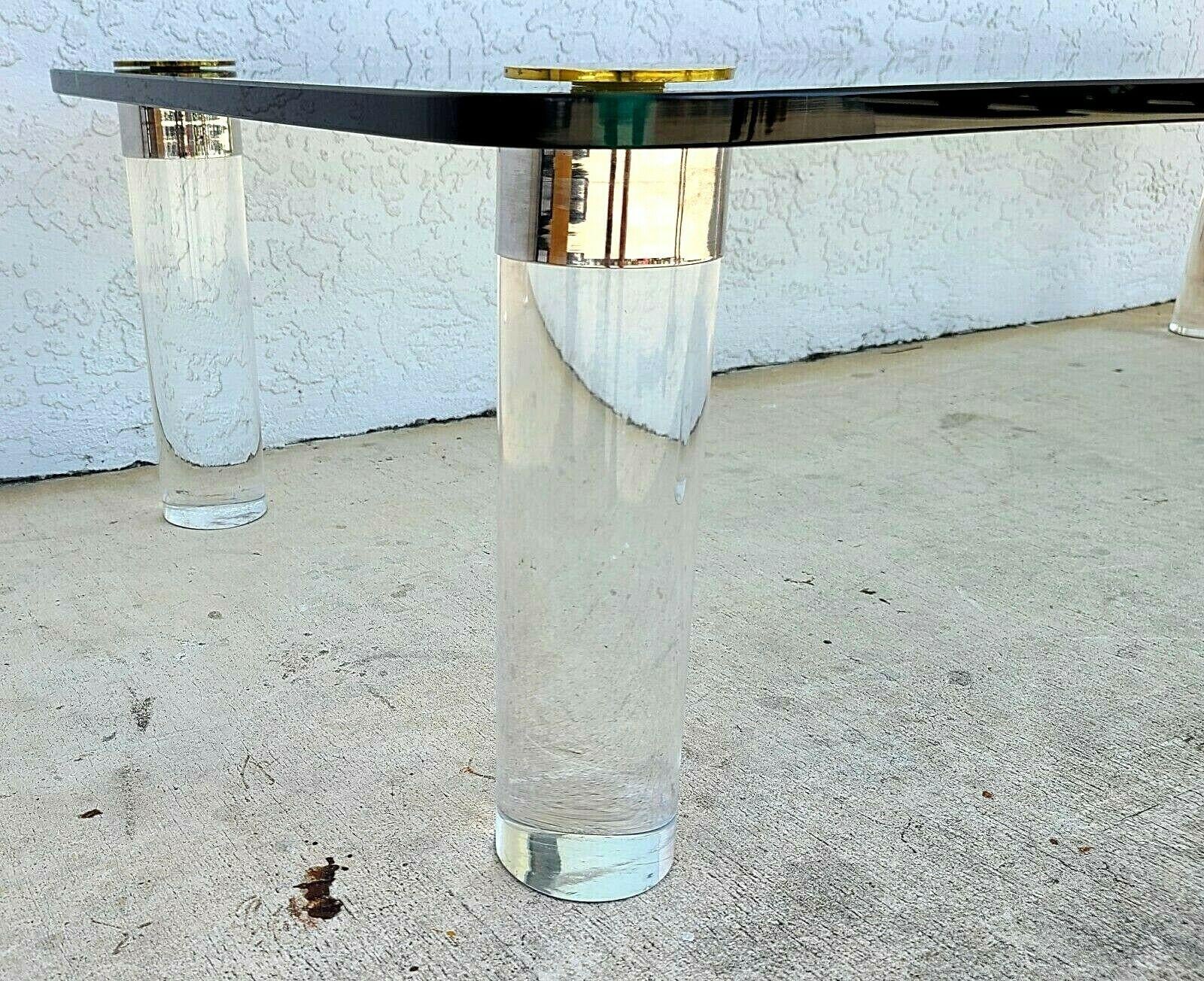 Ottone Leon Rosen per Pace Collection Tavolino da caffè in vetro, lucite, ottone e cromo in vendita