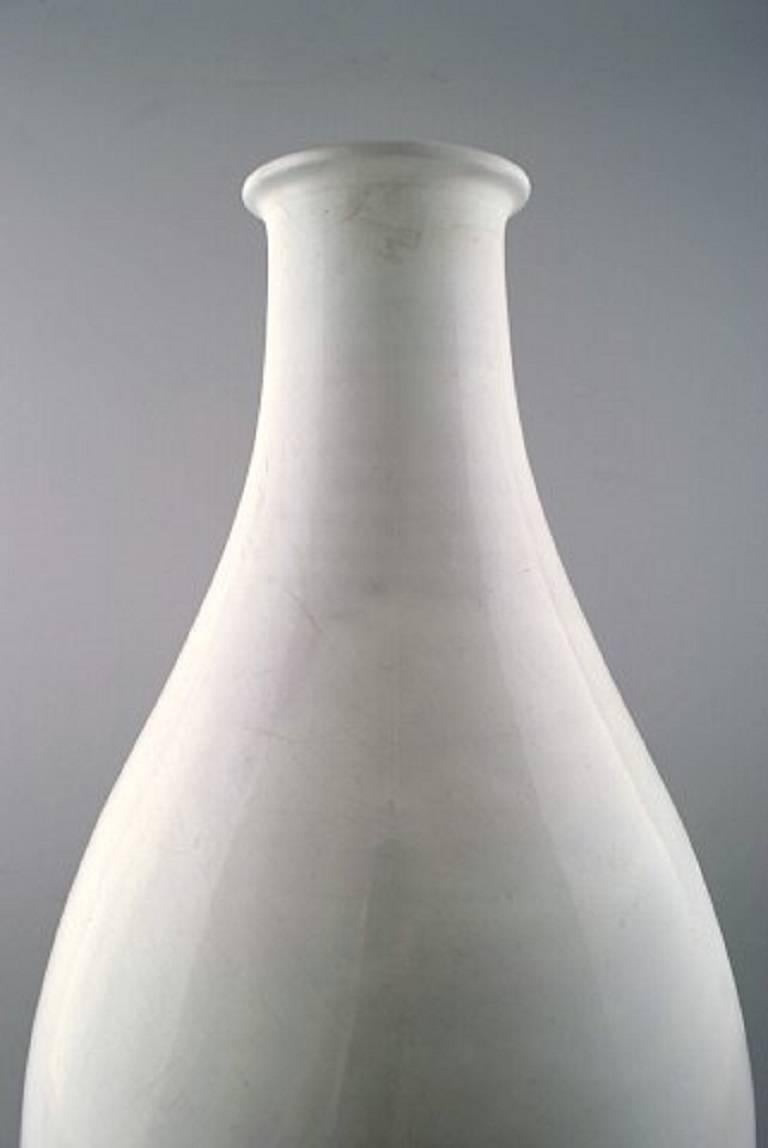 Huge Kähler, Denmark, glazed ceramic floor vase, 1930s.
Designed by Svend Hammershøi.
Beautiful white glaze.
Measures: 56 x 29 cm.
Stamped.
In perfect condition.