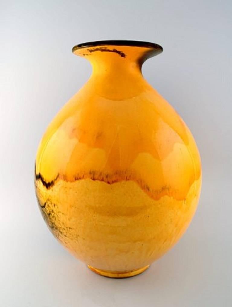 Huge Kähler, Denmark, Svend Hammershøi, glazed floor vase in stoneware.
Beautiful uranium yellow glaze.
In perfect condition.
Stamped.
Measures: 48 x 34 cm.