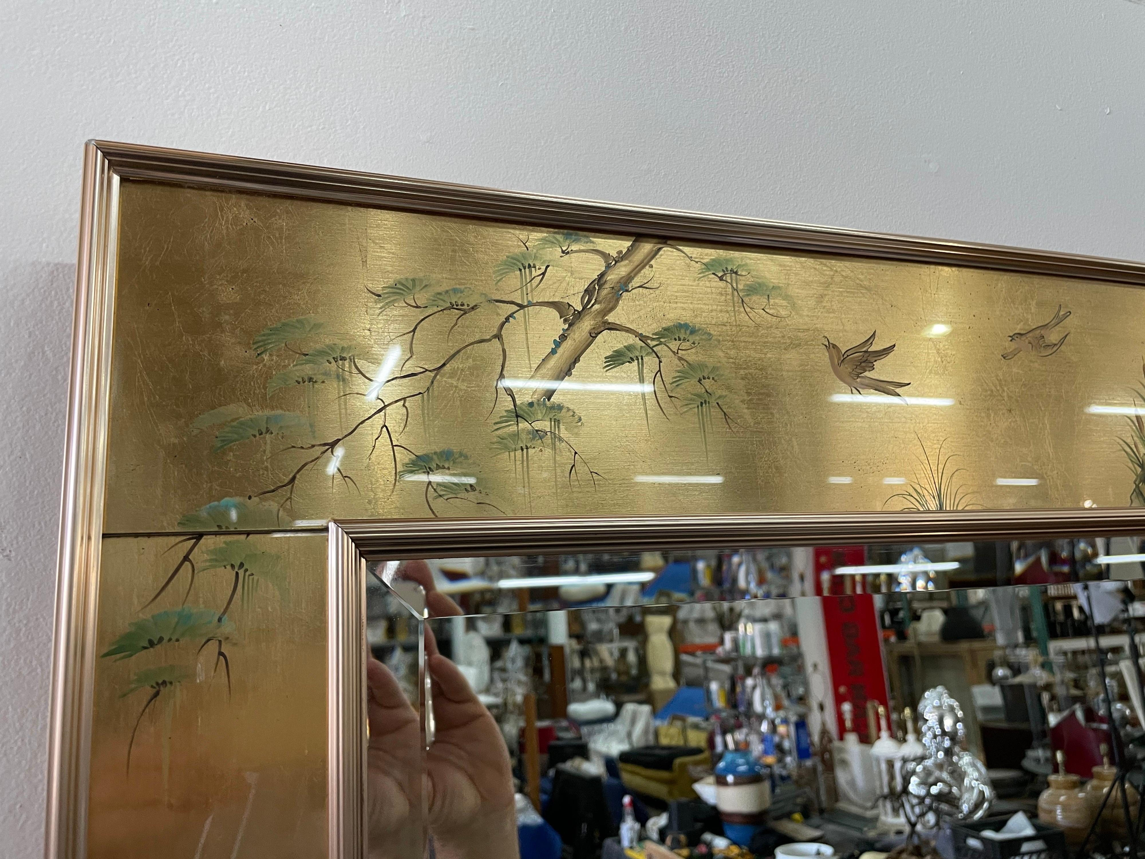 Aluminium Grand miroir encadré avec cadre en glomis peint à l'envers dans le style Chinoiserie en vente