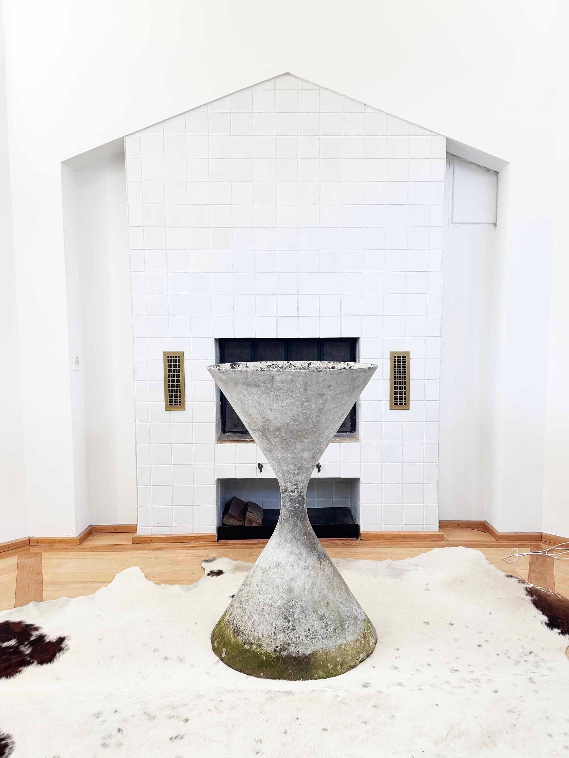 Esta impresionante jardinera de huso de hormigón 