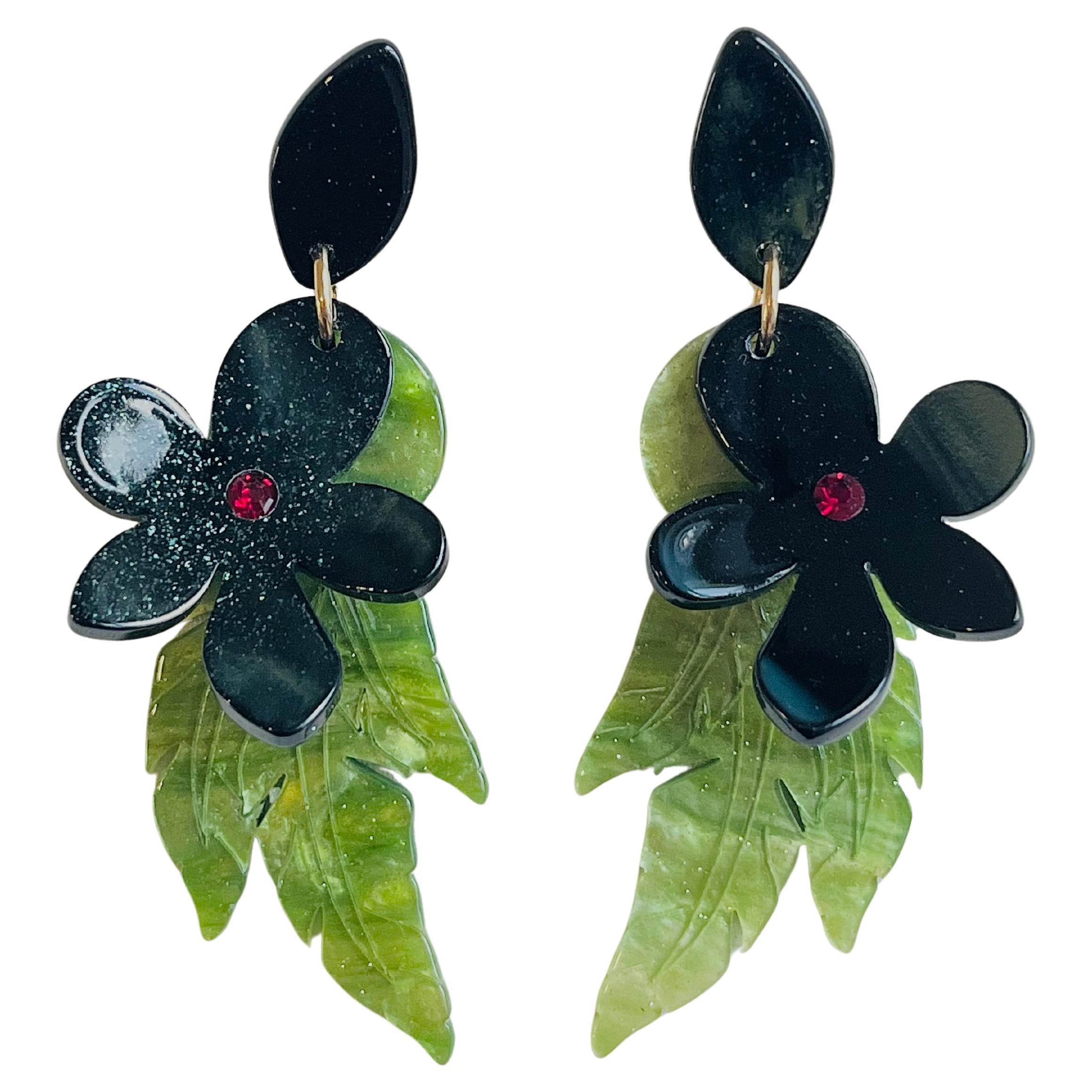 The cost is very high. 100% handmade. Excellent gift for lady. Fine handcraft.

Material: Resin, Alloy.

Size: 8.8 * 3.0 cm.

Weight: 8.0 g/each.

_ _ _

Great for everyday wear. Come with velvet pouch and beautiful package.

Makes the perfect gift