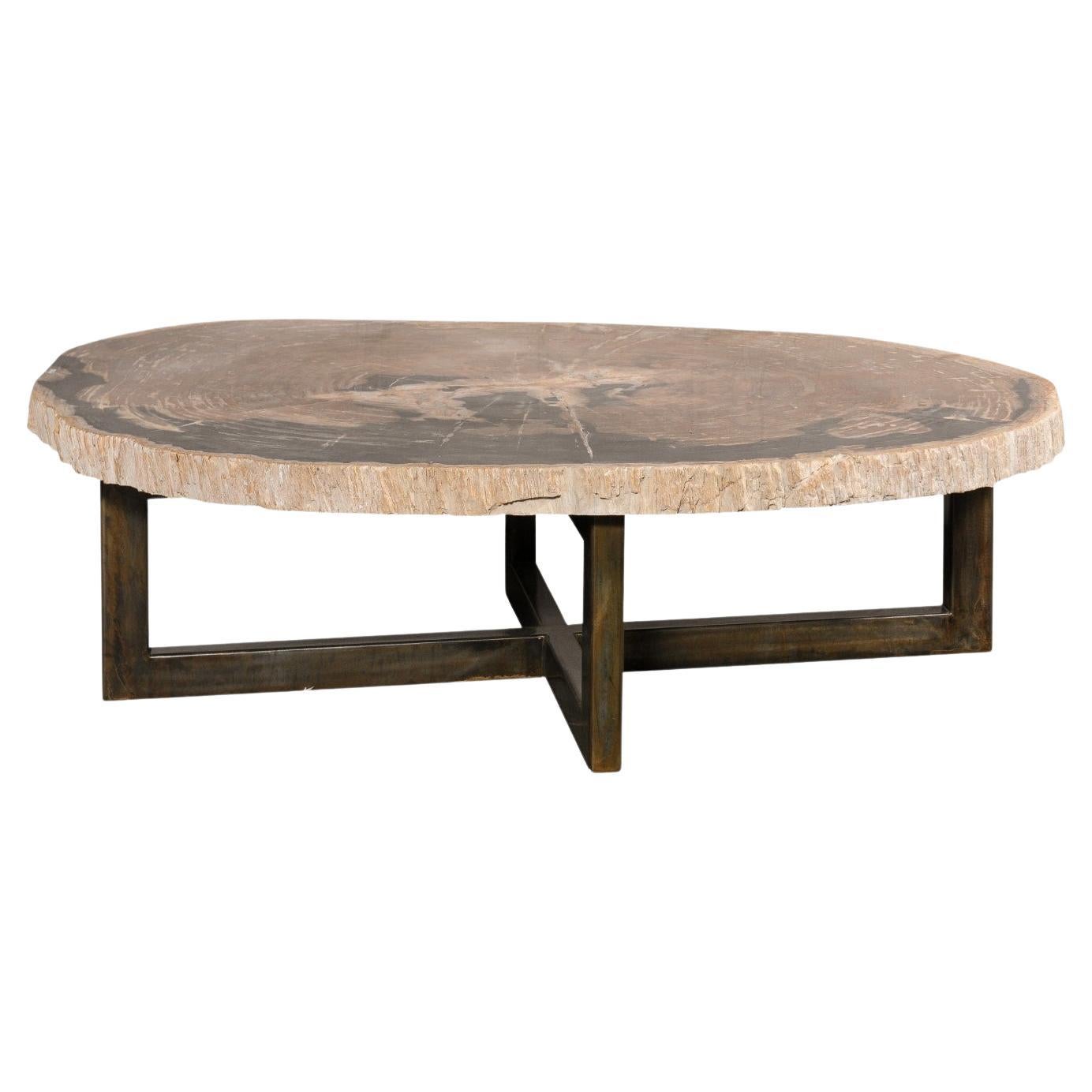 Grande table basse en bois pétrifié à bords vifs, environ en vente