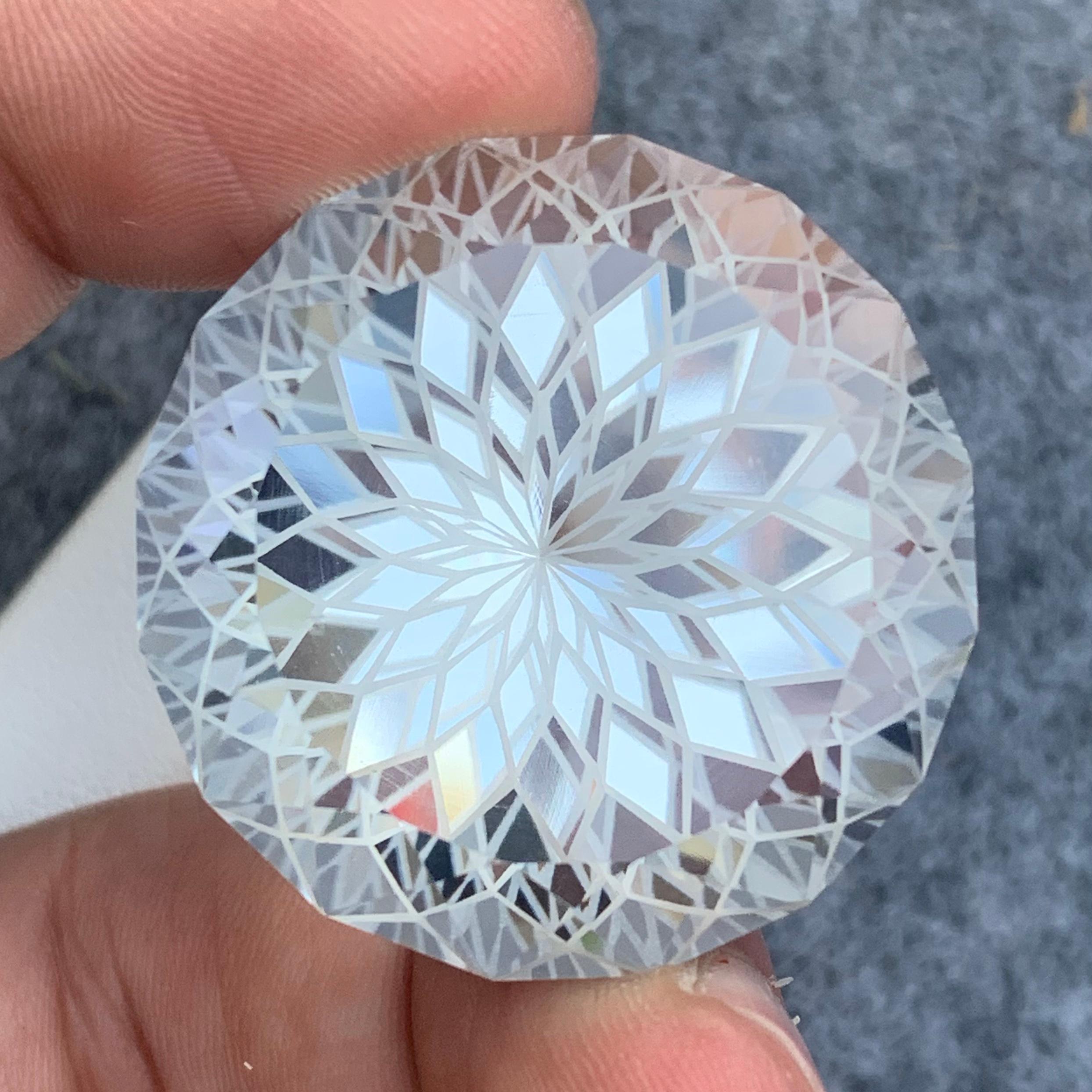 Taille ronde Très grand quartz de cristal naturel transparent non serti de 125,40 carats pour collier de bijoux en vente