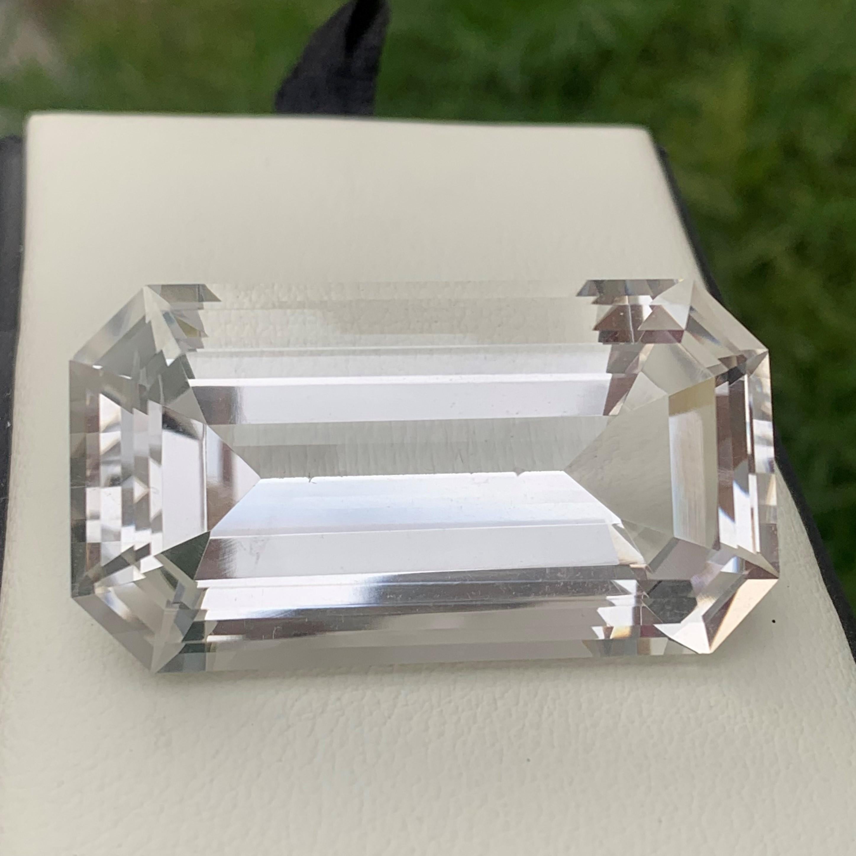 Taille émeraude Grand quartz de cristal naturel transparent non serti de 141.10 carats pour la fabrication de bijoux en vente