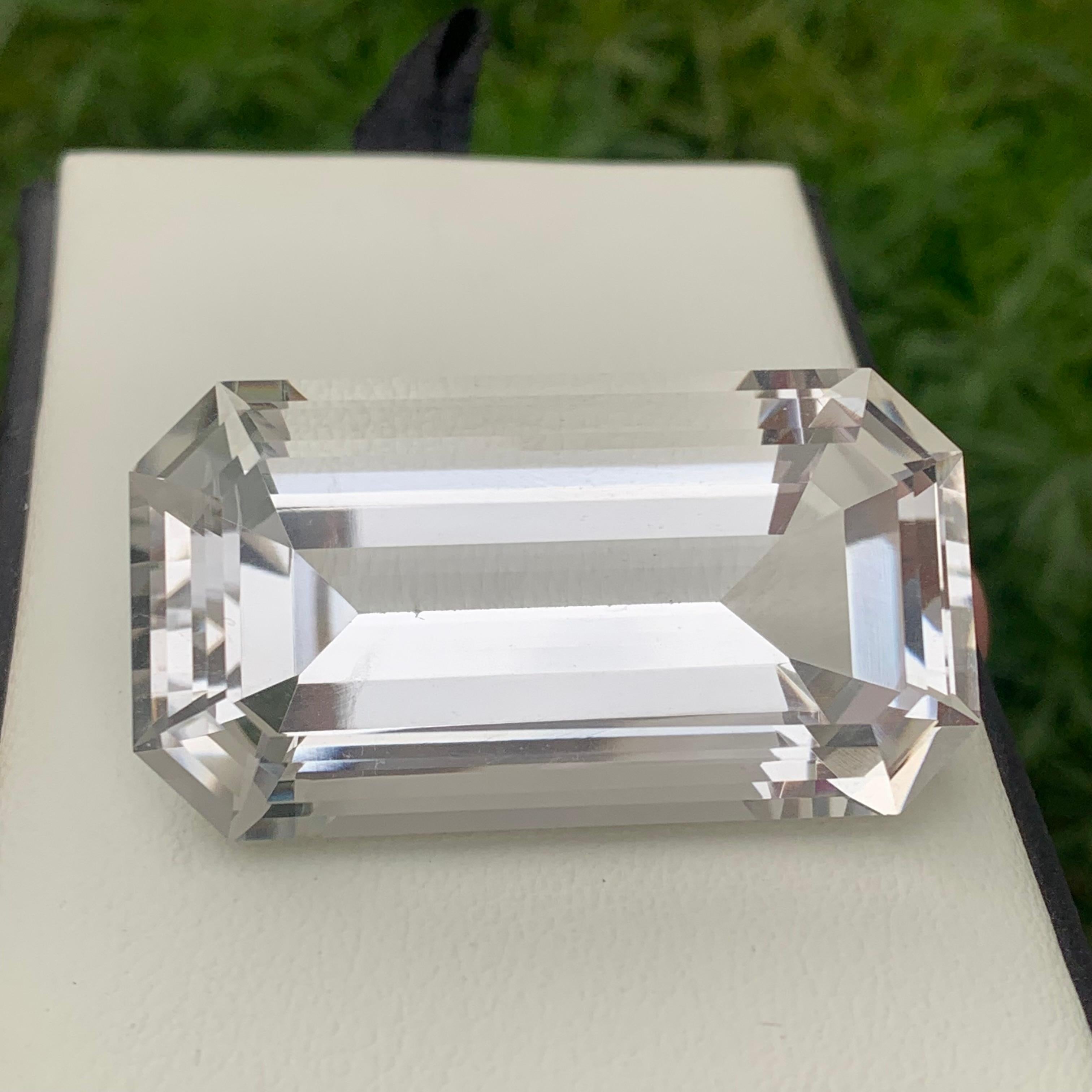 Grand quartz de cristal naturel transparent non serti de 141.10 carats pour la fabrication de bijoux Unisexe en vente