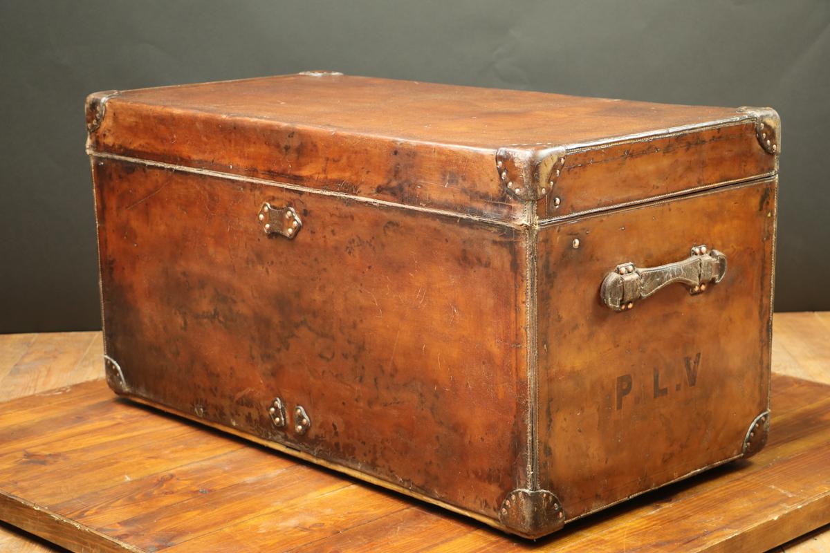 Huge Louis Vuitton Leather Steamer Louis Vuitton Trunk In Good Condition For Sale In Haguenau, FR
