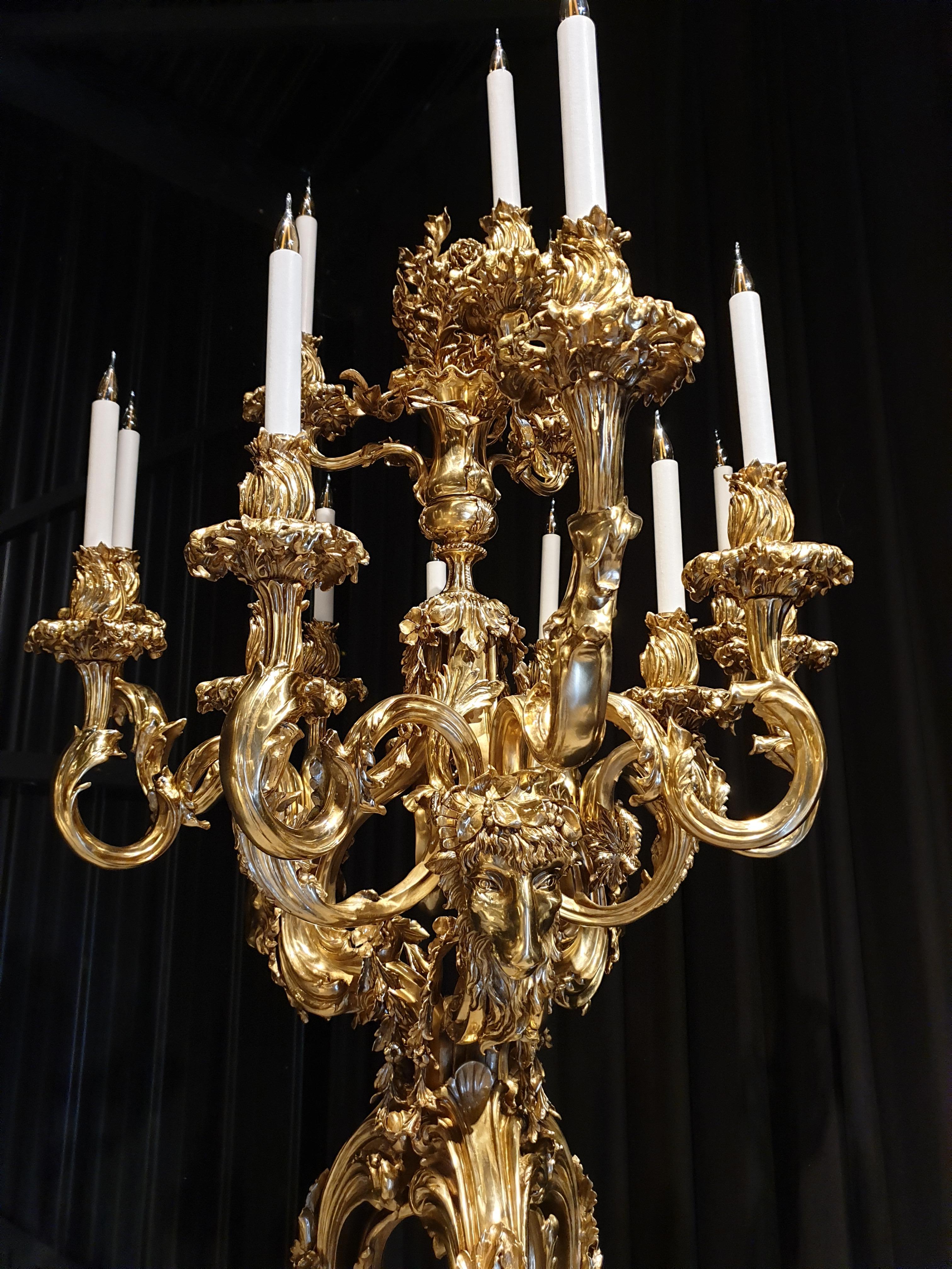 This extraordinary candelabra, in the shape of a girandole door, in bronze is a reproduction that echoes the work of the famous bronzer Pierre-Pierre Philippe Thomire especially some torches delivered by the artisan to the Imperial Furniture