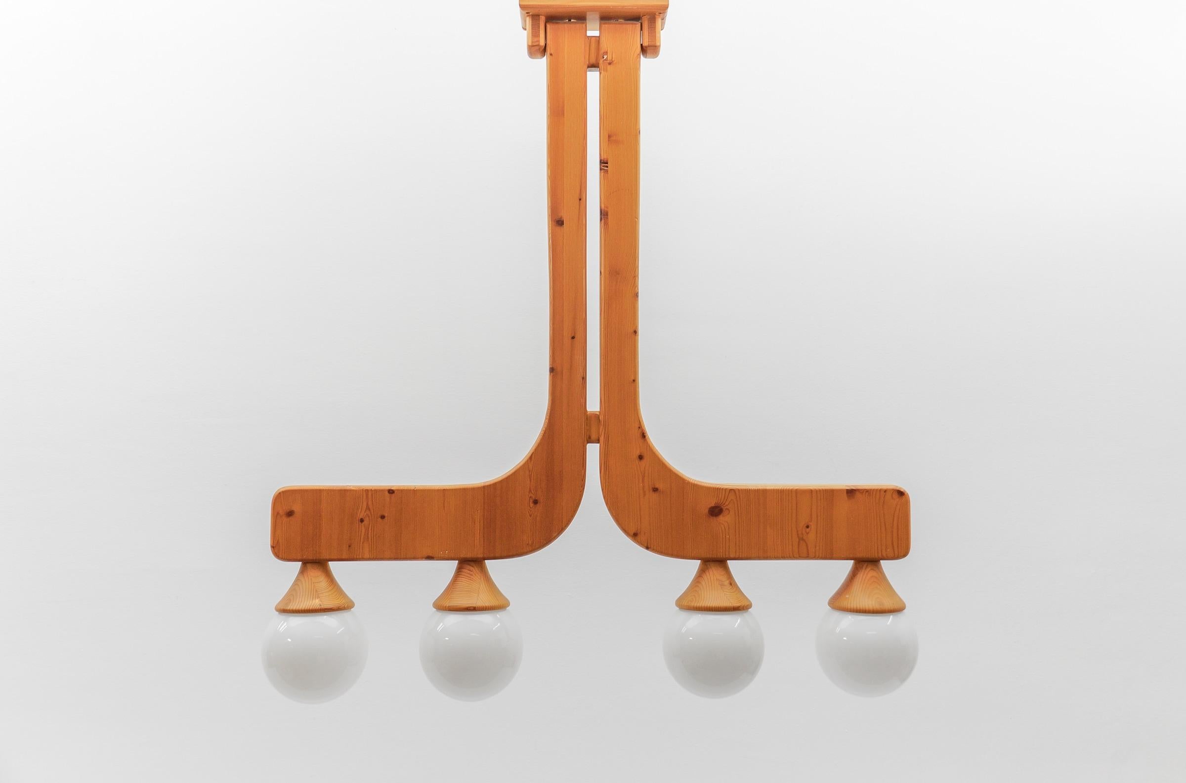 Wunderschöne Pendelleuchte aus Holz von Domus, 1970er Jahre, Italien

Ausgeführt in Kiefernholz und Opline-Glas.

Die Hängelampe wird mit 4 x E14 / E15 Edison-Schraubfassung geliefert, ist verkabelt und in funktionstüchtigem Zustand. 

Es läuft