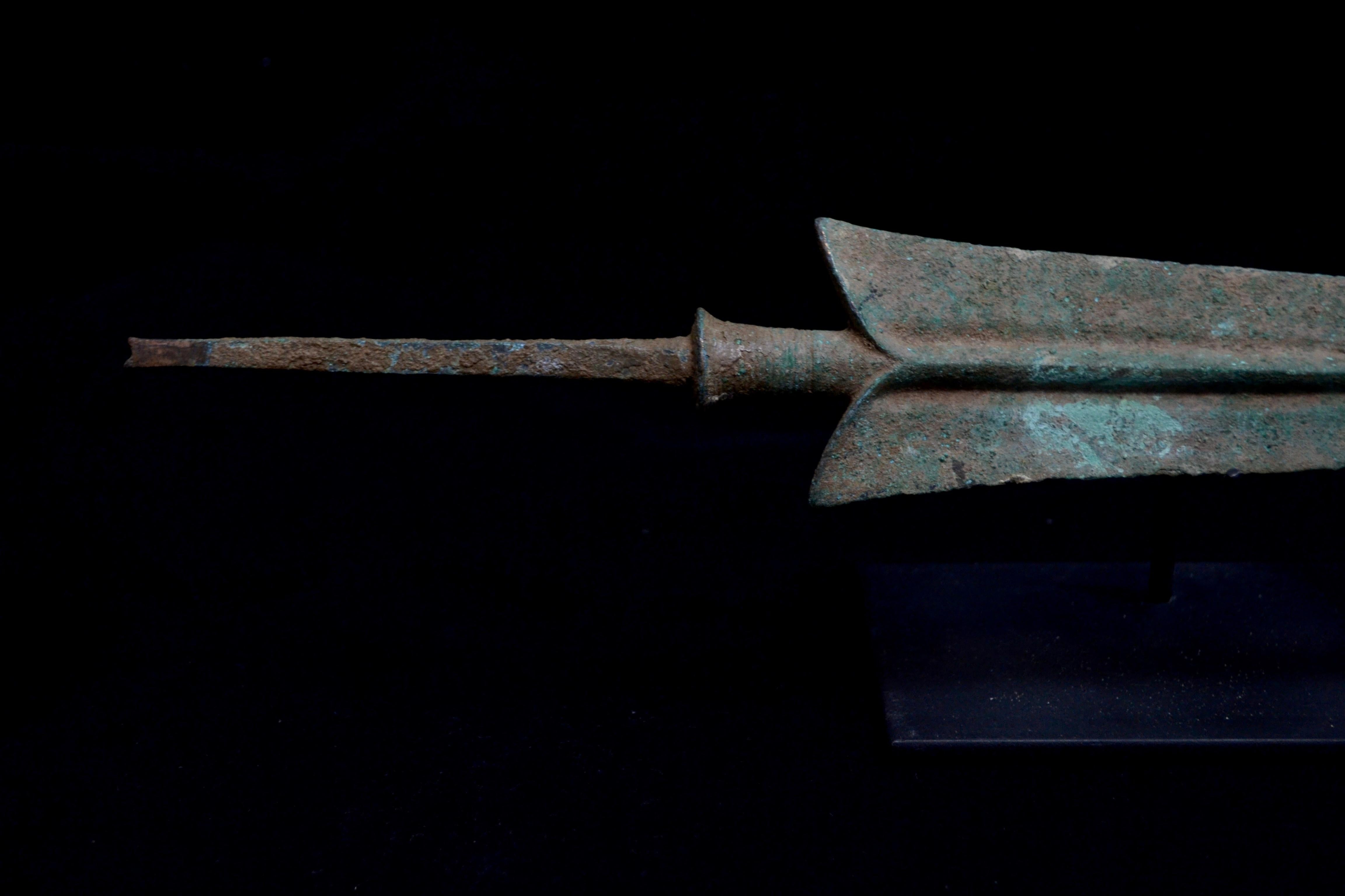 Huge Luristan Bronze Spearhead, Very Rare, circa 1500 BC, Stunning Patina In Good Condition In San Pedro Garza Garcia, Nuevo Leon