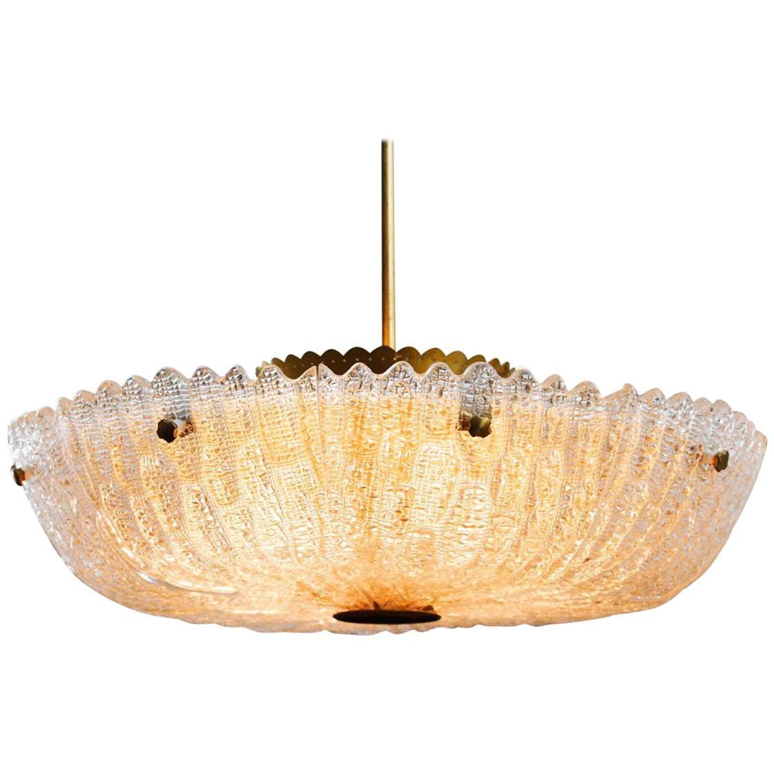 A forma di ciotola, con struttura in ottone dotata di otto prese E27 e 3 E14 e vetri in cristallo pesante, realizzata da Orrefors nei primi anni '60 per Lyfa.
L'altezza totale sarà personalizzata. Disponibile il secondo modello senza 3 prese E14 su