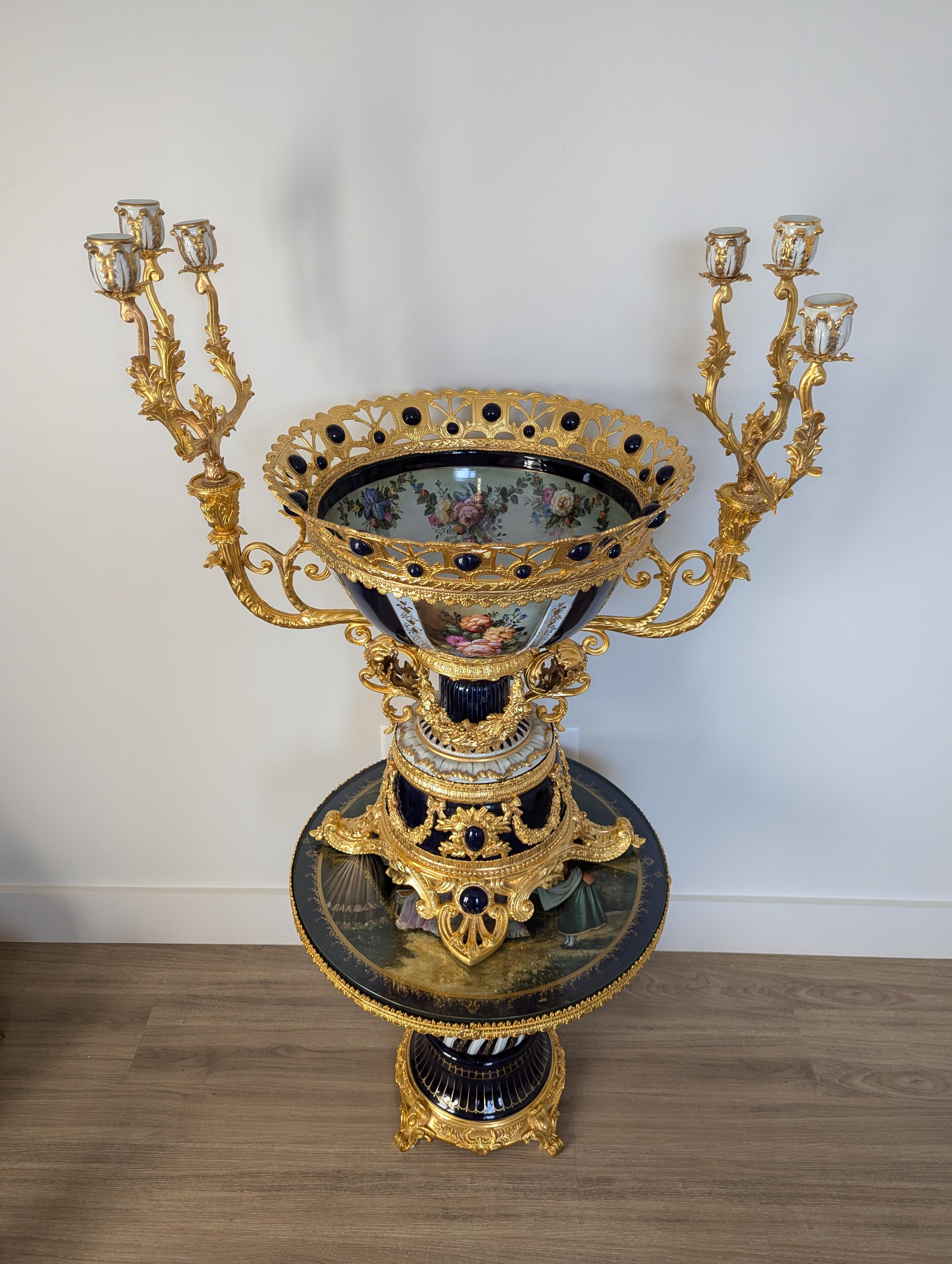 Rococo Magnifique bol de candélabre de style King Louis doré et bleu cobalt en vente