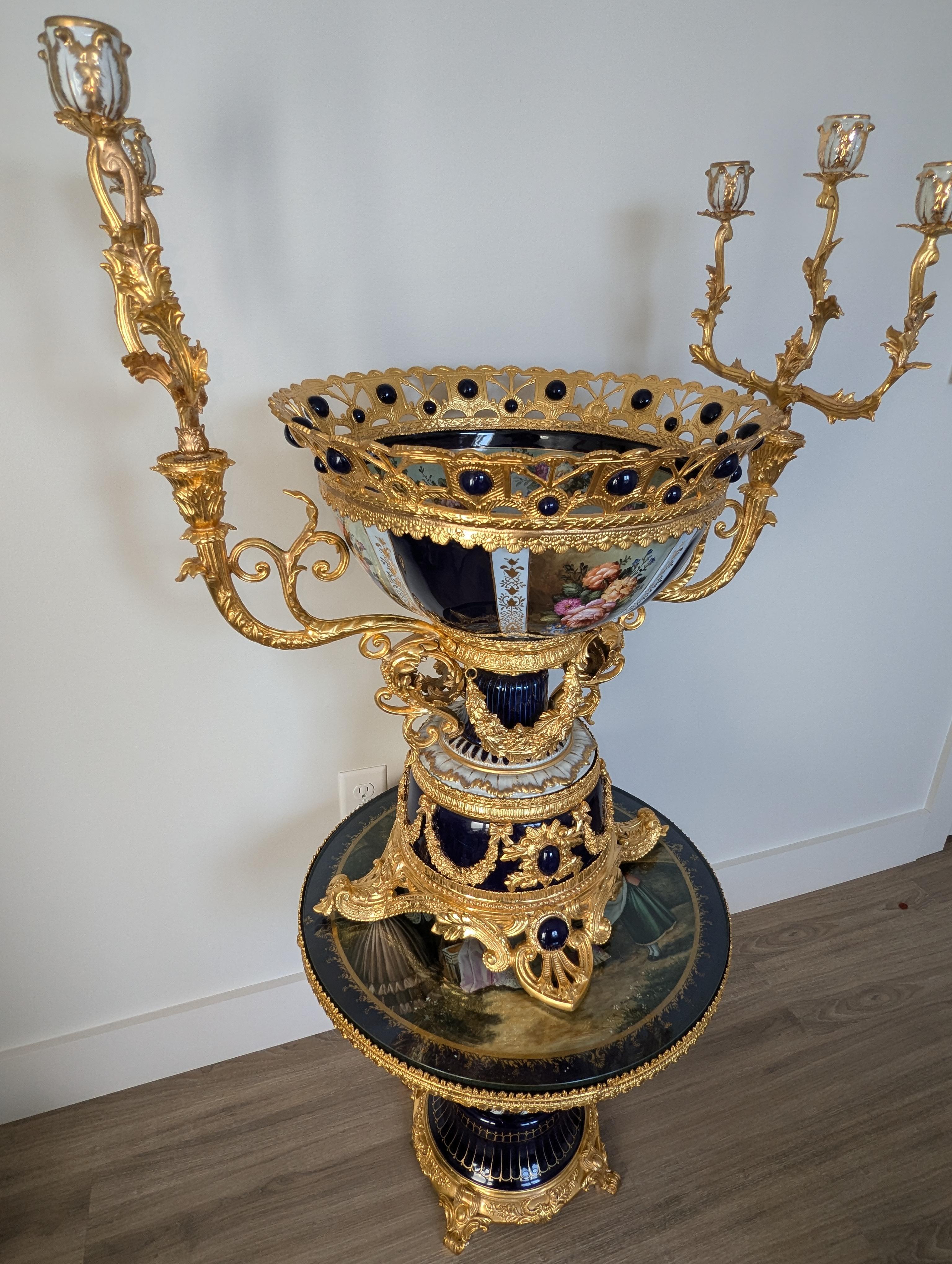 Inconnu Magnifique bol de candélabre de style King Louis doré et bleu cobalt en vente