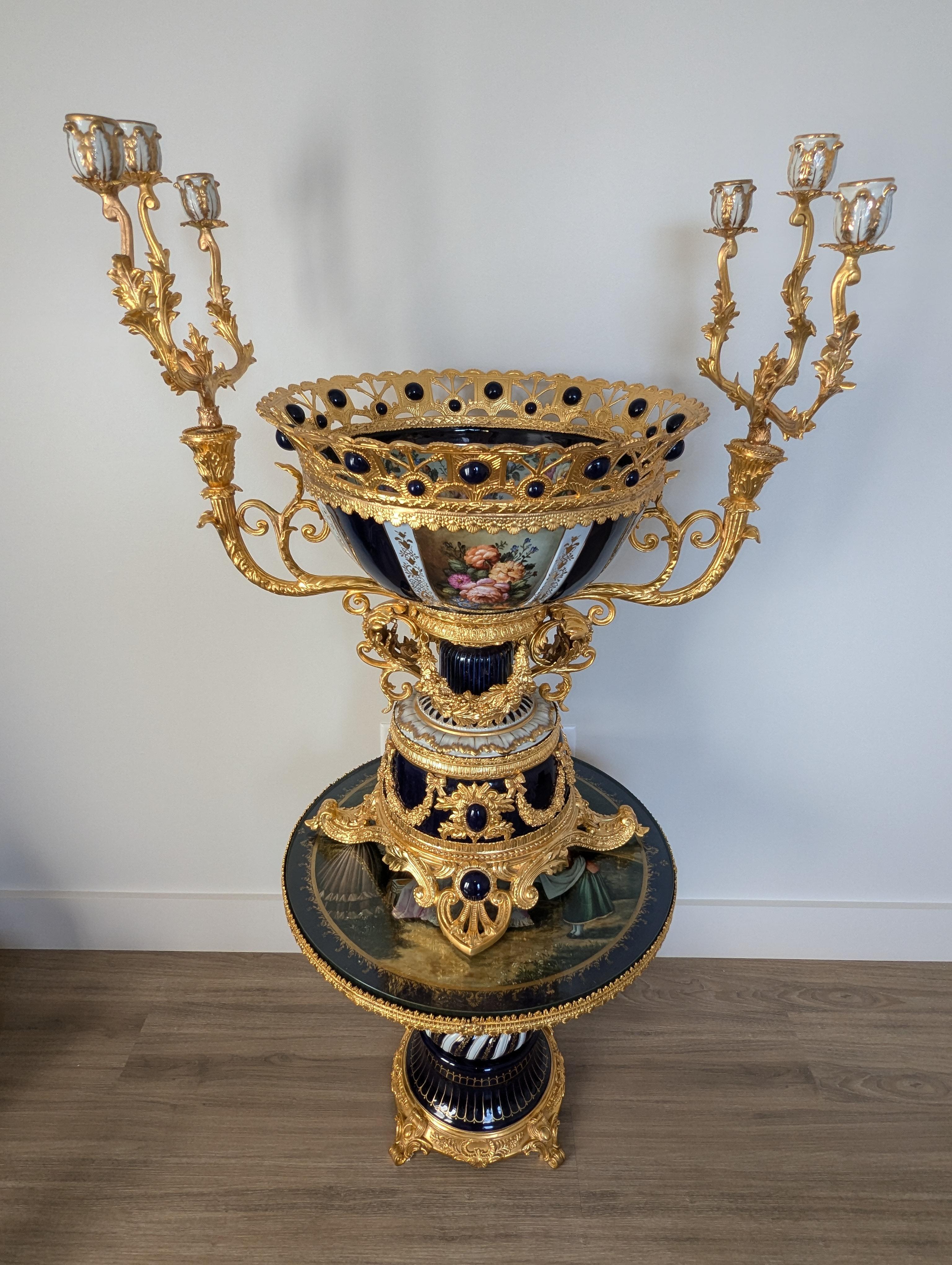 Peint à la main Magnifique bol de candélabre de style King Louis doré et bleu cobalt en vente