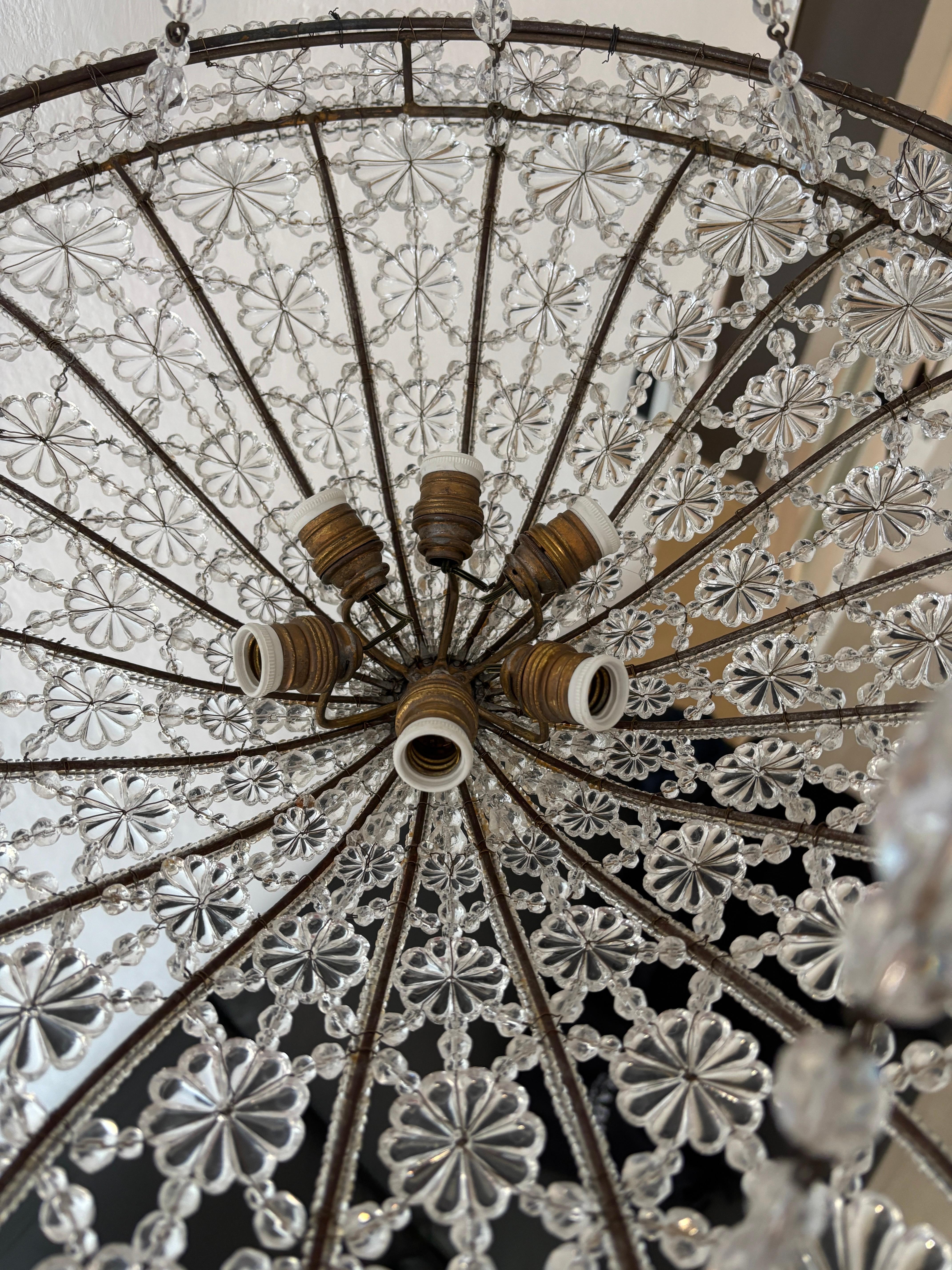 Maison enorme anni '40 Baguès  Lampadario con catene di cristallo con perline RARO in vendita 2