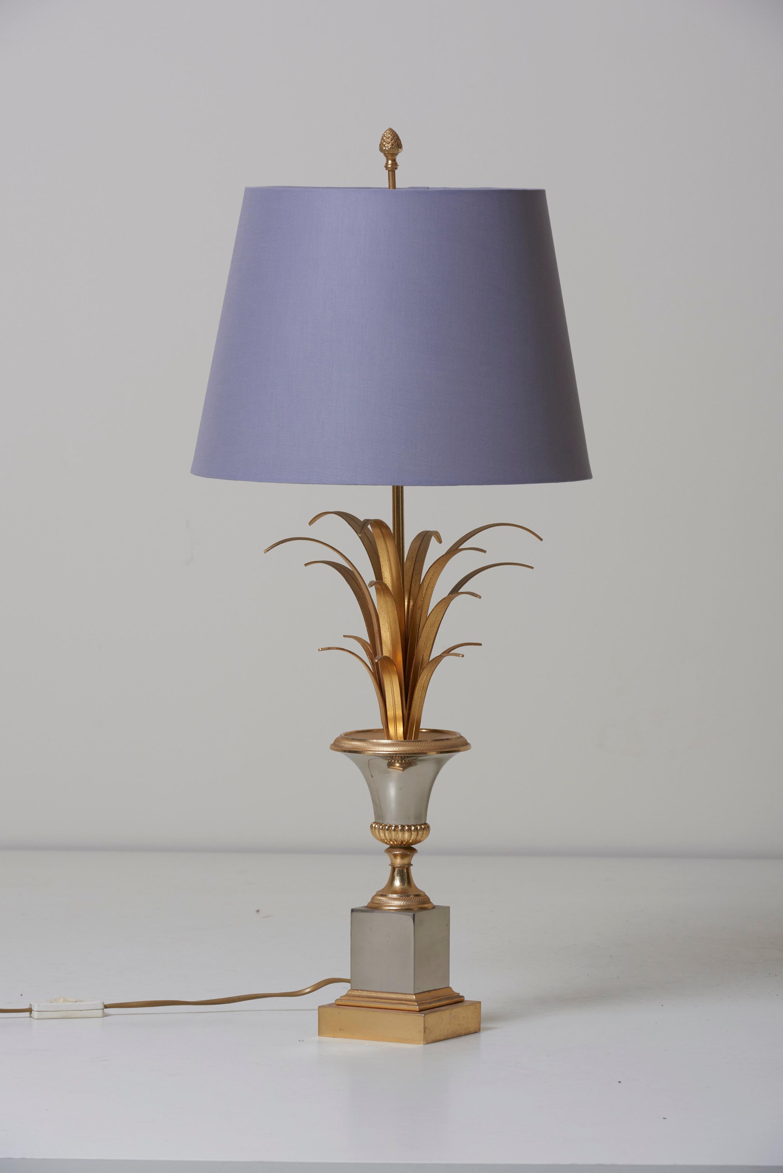 Wonderful, huge Maison Charles table lamp in brass and chrome. The lamps are in a good vintage condition. The lamp shade is only for purpose of illustration and doesn´t belong to the lamp. 3x E14 Bulbs.
To be on the the safe side, the lamp should be