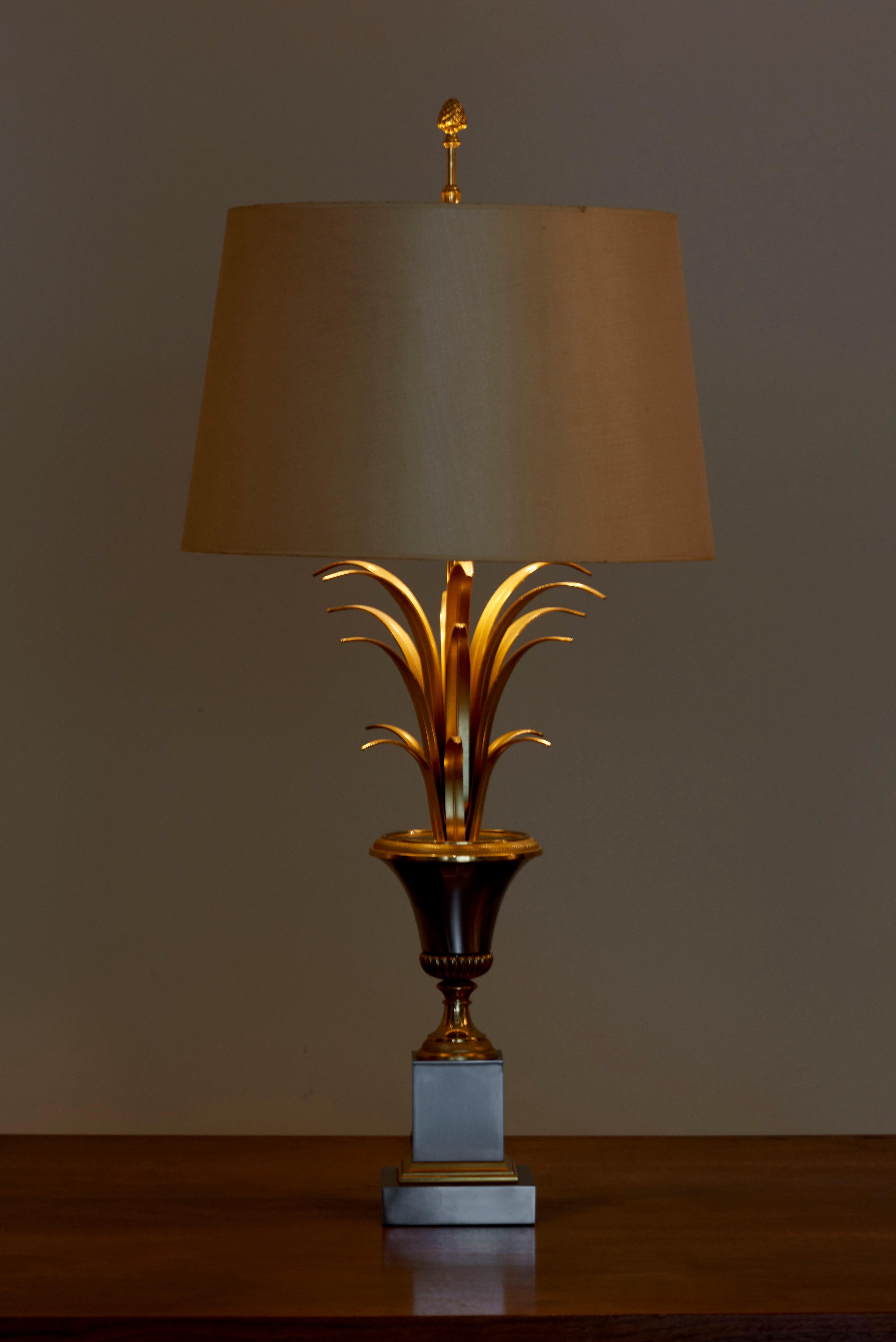 Wonderful, huge Maison Charles table lamp in brass and chrome.
The lamp is in a good vintage condition.
The lamp shade is only for purpose of illustration and doesn´t belong to the lamp.
3 E14 Bulbs.

To be on the safe side, the lamp should be